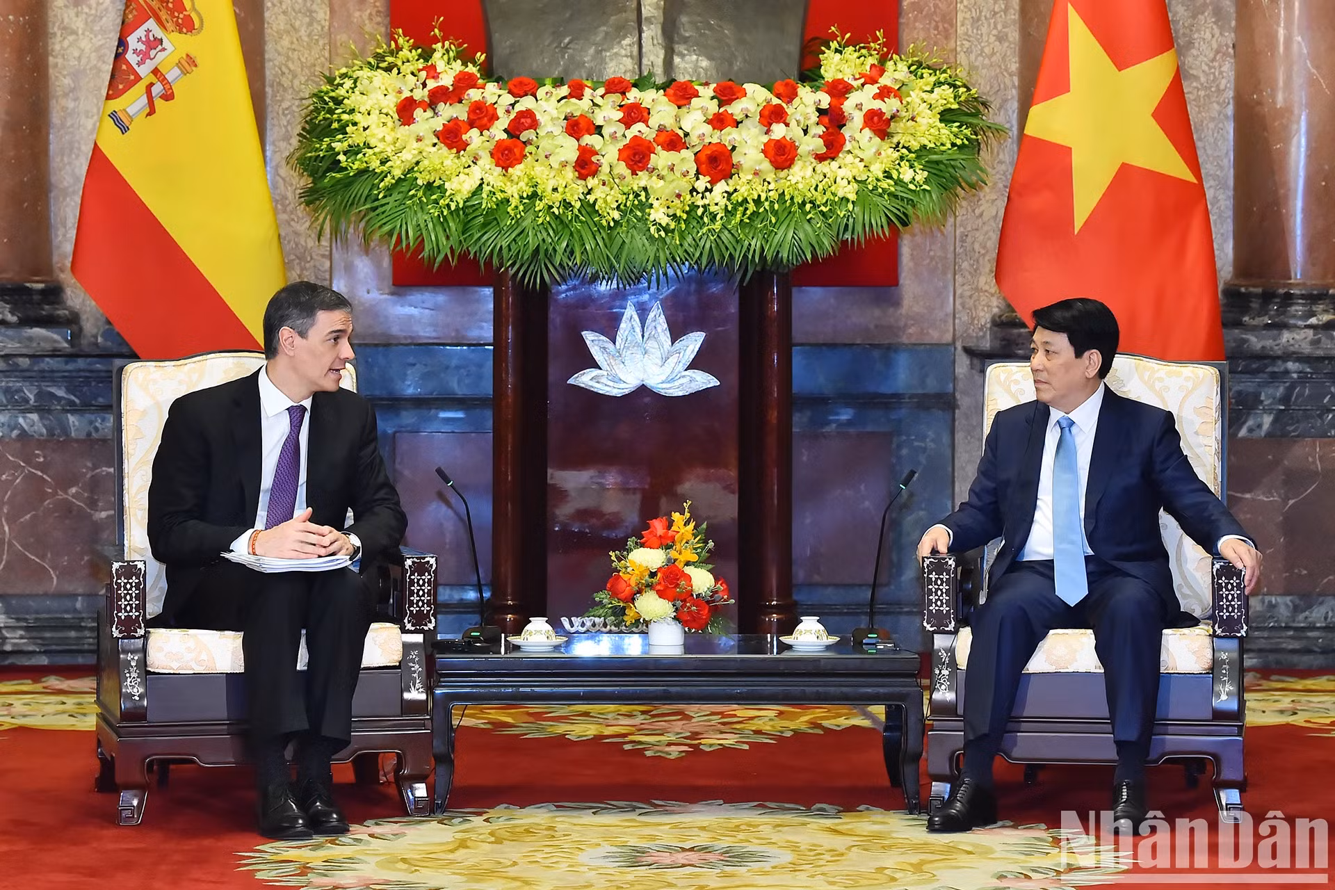 越南国家主席梁强会见西班牙首相佩德罗·桑切斯。