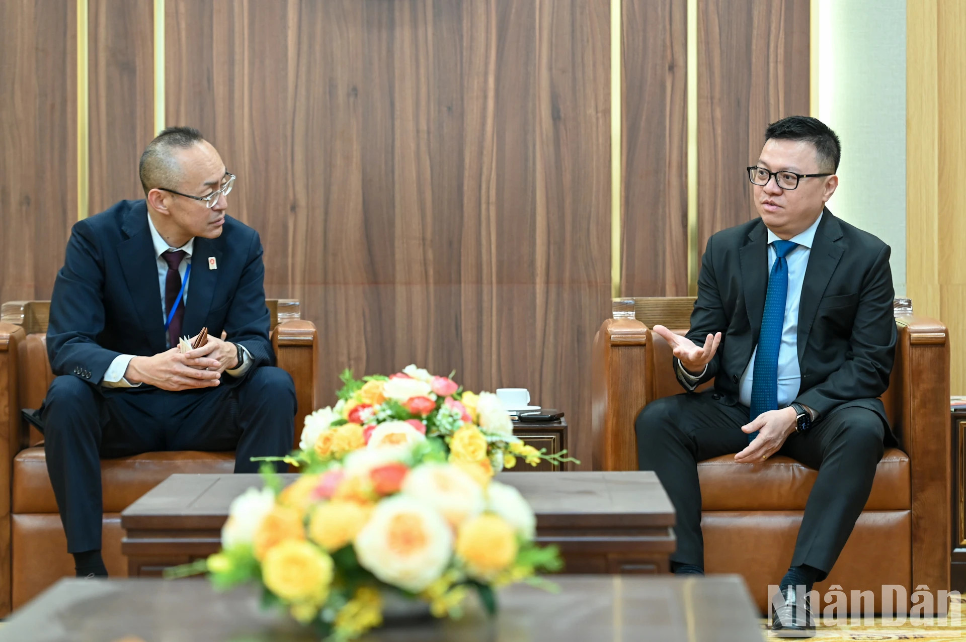 《人民报》社总编辑黎国明与日本国际协力机构代表团进行交谈。