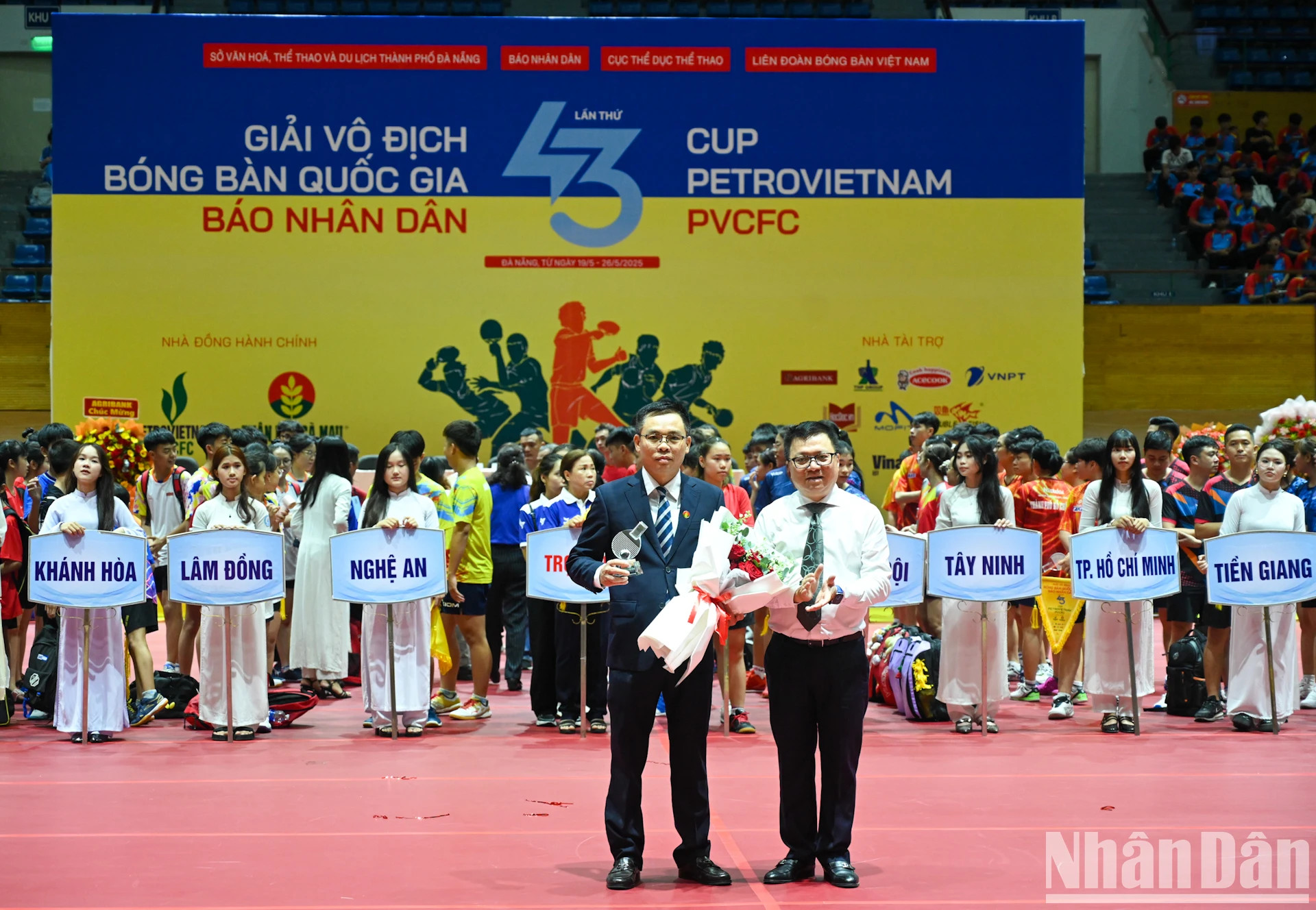 黎国明同志赠送鲜花和纪念章,对多年来一直支持赛事的主要合作伙伴——越南金瓯石油化肥股份公司表示感谢。 黎国明同志赠送鲜花和纪念章,对多年来一直支持赛事的主要合作伙伴——越南金瓯石油化肥股份公司表示感谢。