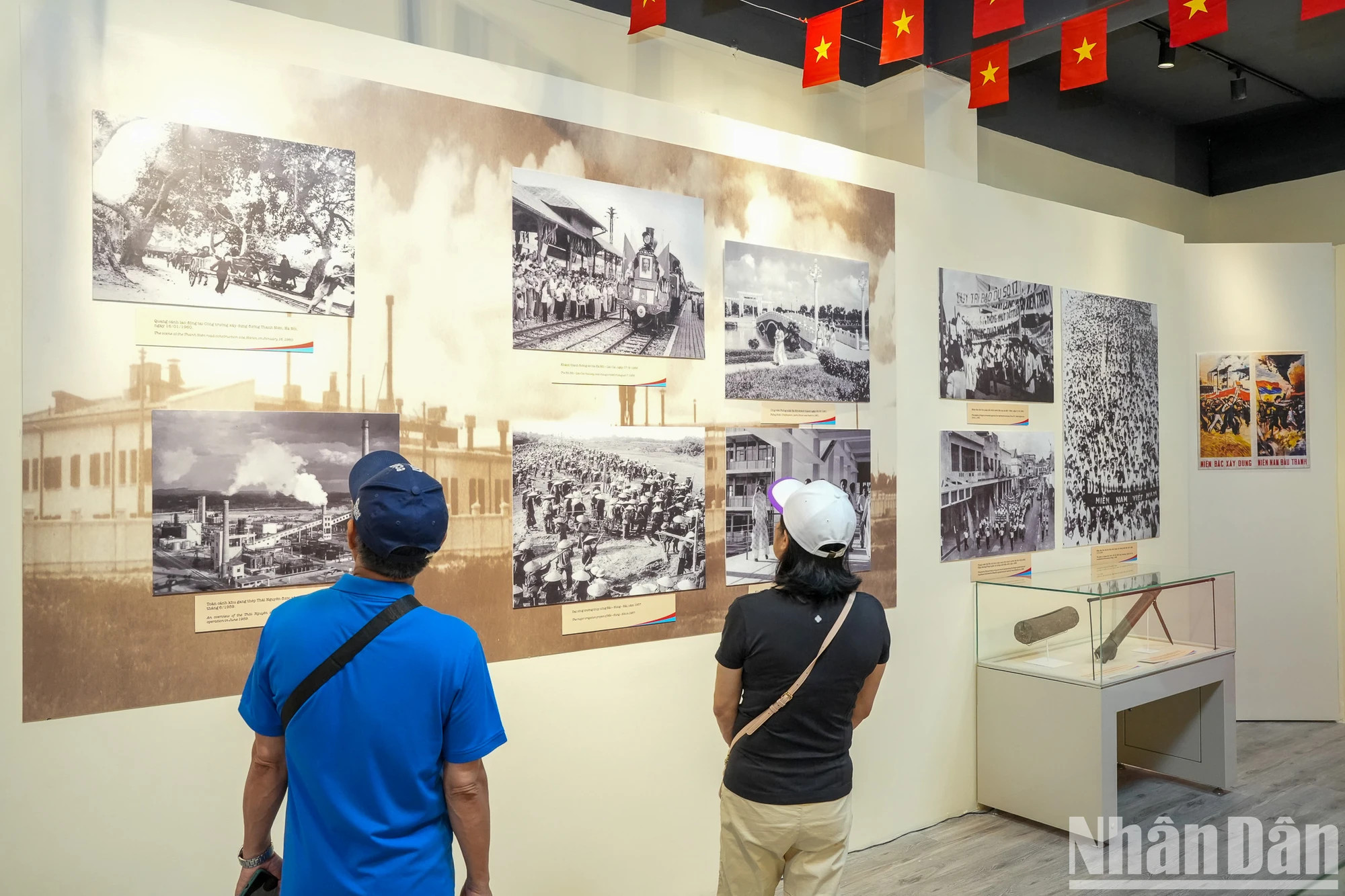 参展的照片生动再现了国家统一的历史瞬间。