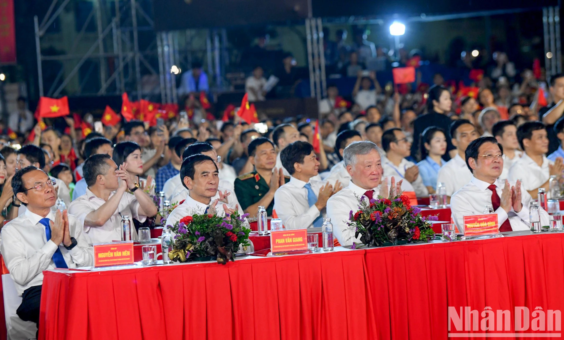 各位党和国家领导人出席晚会。 各位党和国家领导人出席晚会。