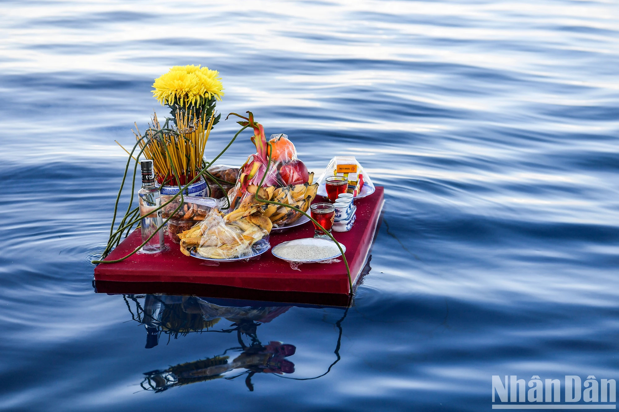 在供香仪式后，工作代表团进行了撒放花圈、祭品、纸鹤以及花灯，深切缅怀英烈们的英魂。