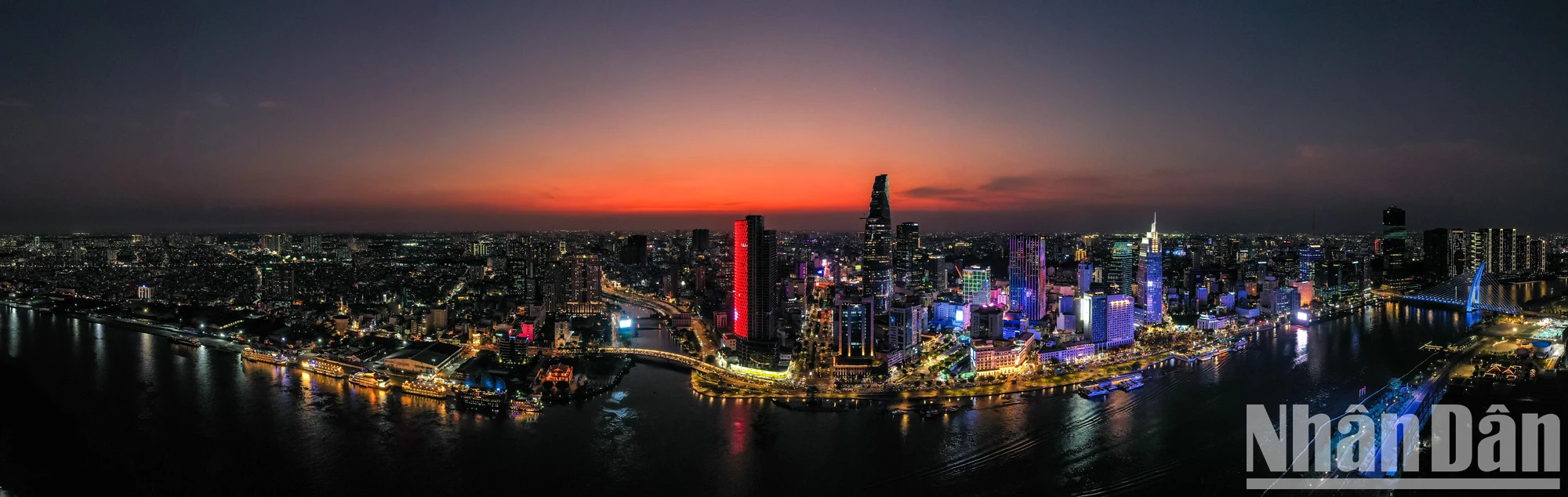 从高处俯瞰,胡志明市的全景繁忙而不失温柔和魅力,尤其是在色彩斑斓的晨曦或夕阳时刻,更显得格外迷人。 从高处俯瞰,胡志明市的全景繁忙而不失温柔和魅力,尤其是在色彩斑斓的晨曦或夕阳时刻,更显得格外迷人。