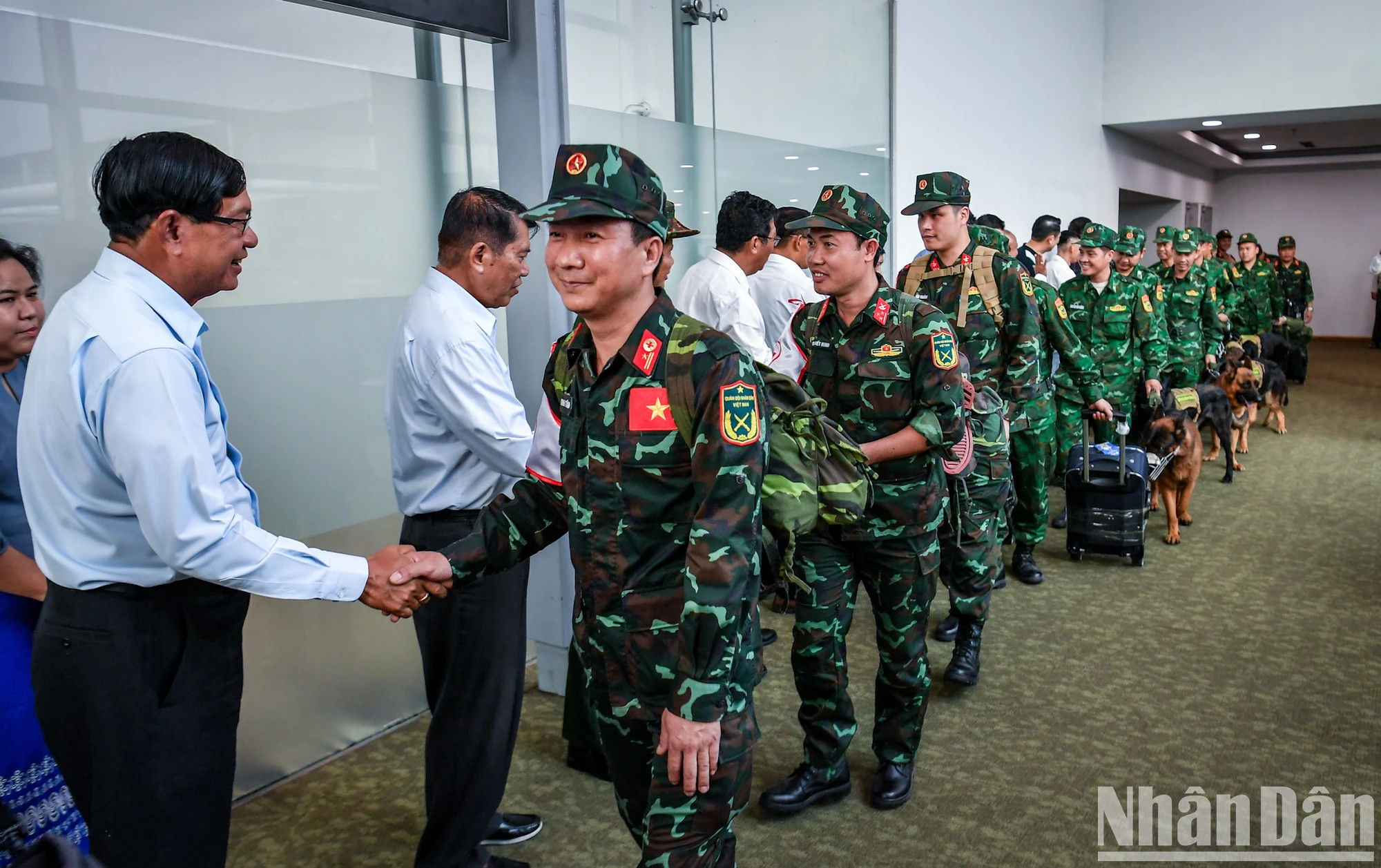 4月8日下午，仰光省首席部长吴梭登（U Soe Thein）前来仰光机场欢送越南救援队回国。