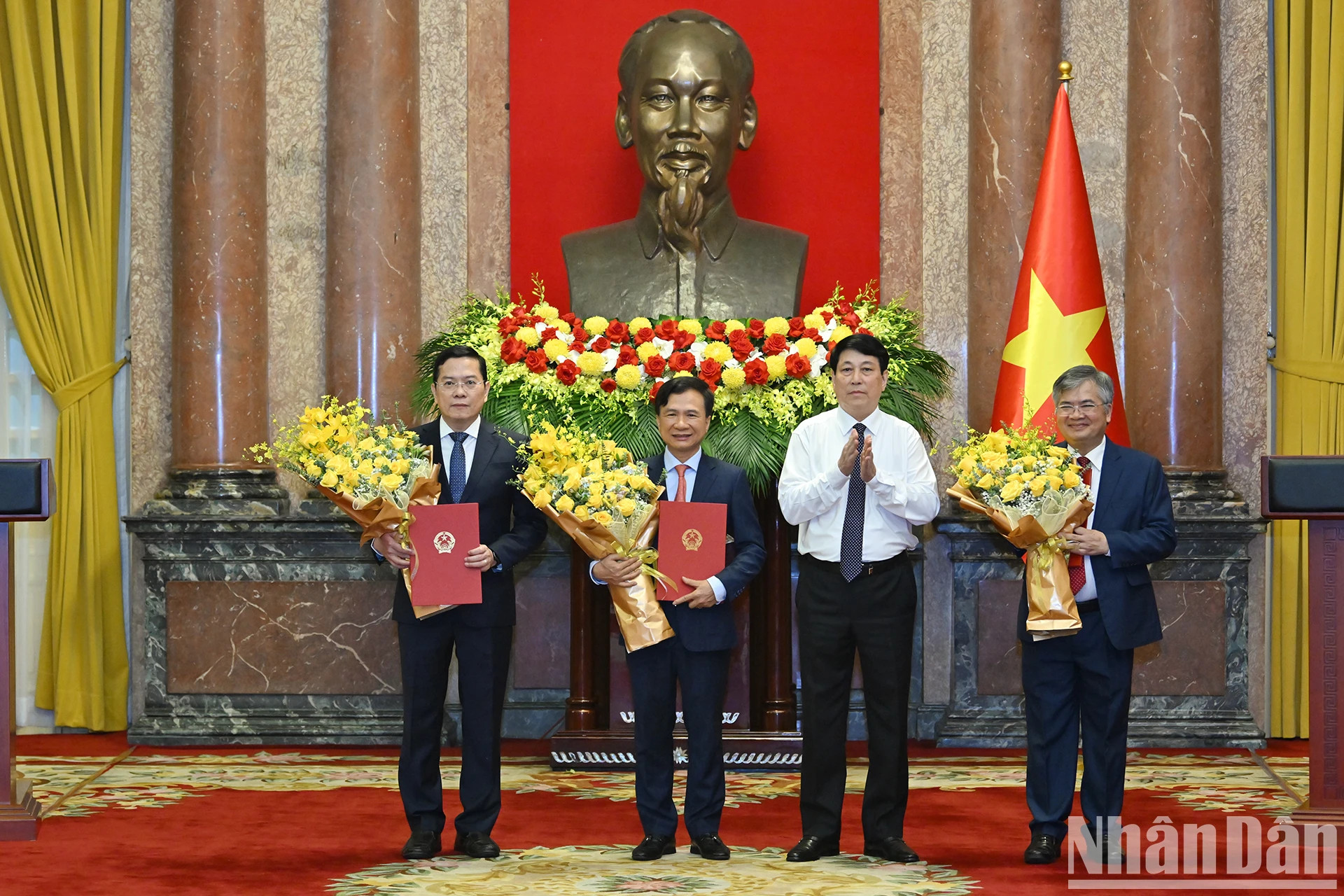 国家主席梁强向三位新任国家主席办公厅副主任颁发任命决定。