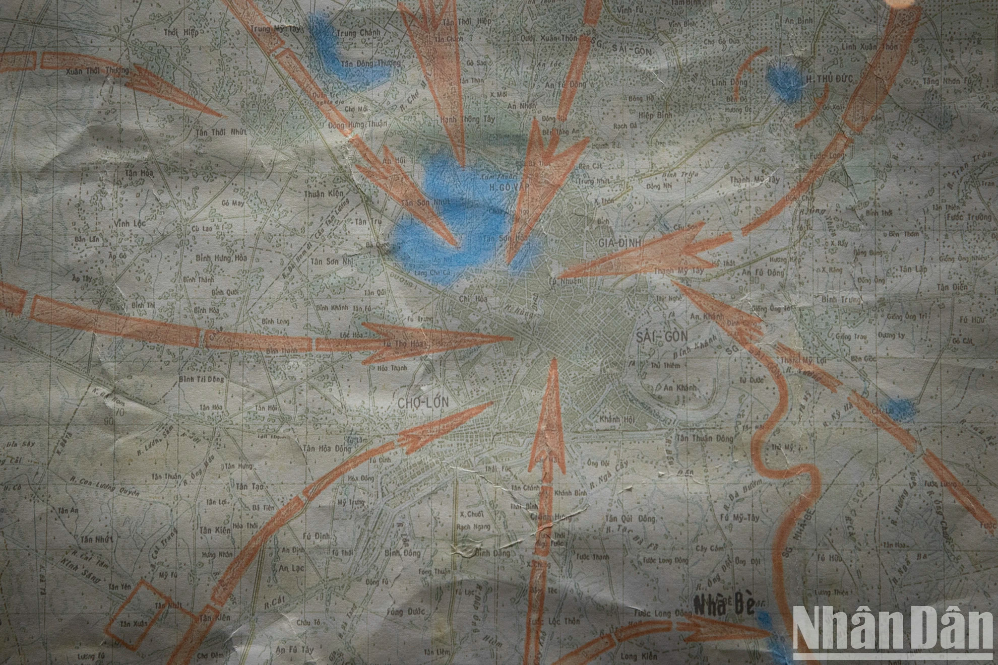 “胡志明战役决心”地图上的红色箭头图示显示了各支部队向西贡的进攻指向。 “胡志明战役决心”地图上的红色箭头图示显示了各支部队向西贡的进攻指向。