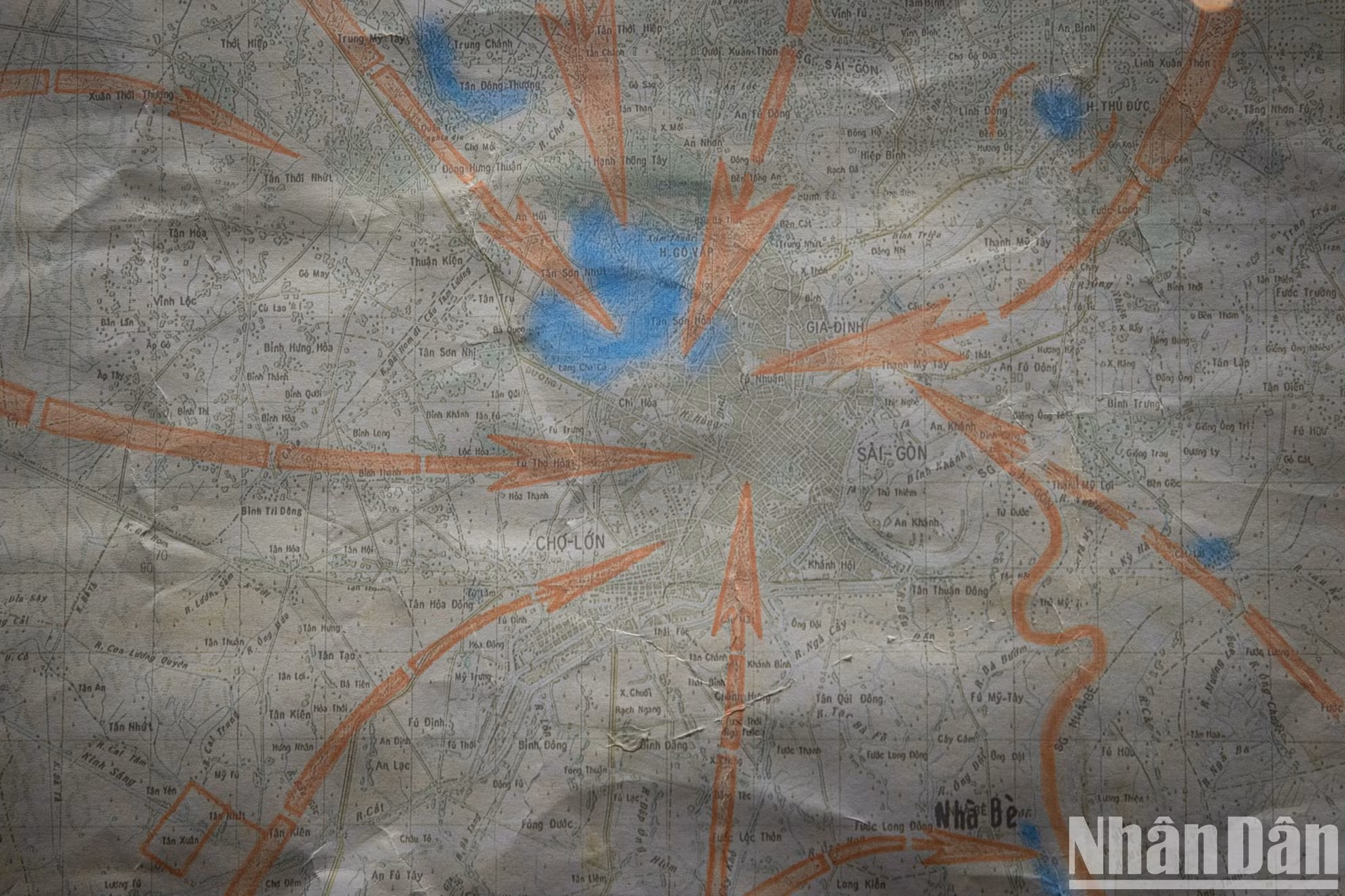 “胡志明战役决心”地图上的红色箭头图示显示了各支部队向西贡的进攻指向。 “胡志明战役决心”地图上的红色箭头图示显示了各支部队向西贡的进攻指向。