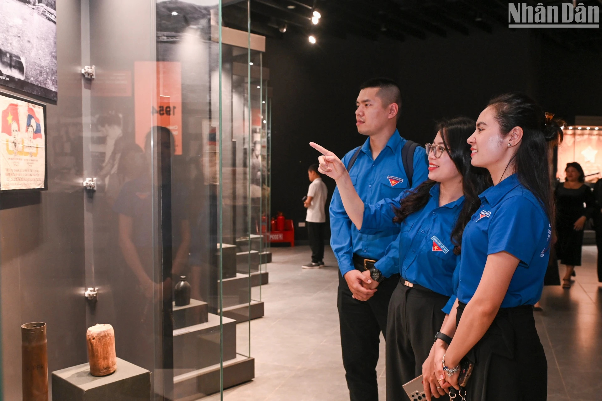 《人民报》团员和青年们了解1954年至1960年期间军事历史。 《人民报》团员和青年们了解1954年至1960年期间军事历史。