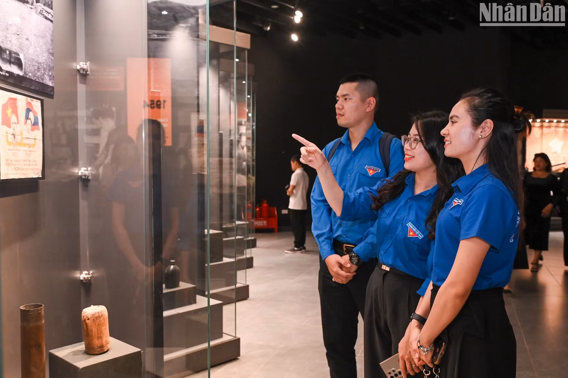 《人民报》团员和青年们了解1954年至1960年期间军事历史。