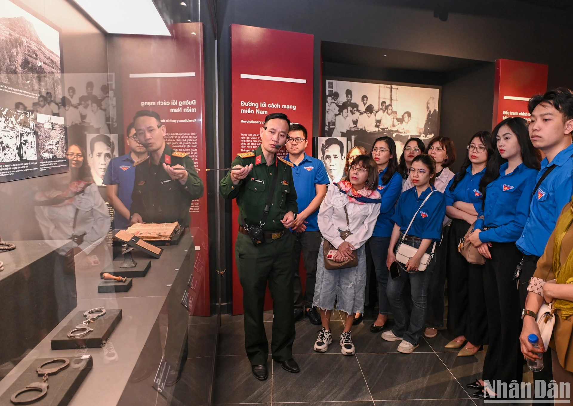 博物馆的讲解员介绍战争中使用的文物。 博物馆的讲解员介绍战争中使用的文物。