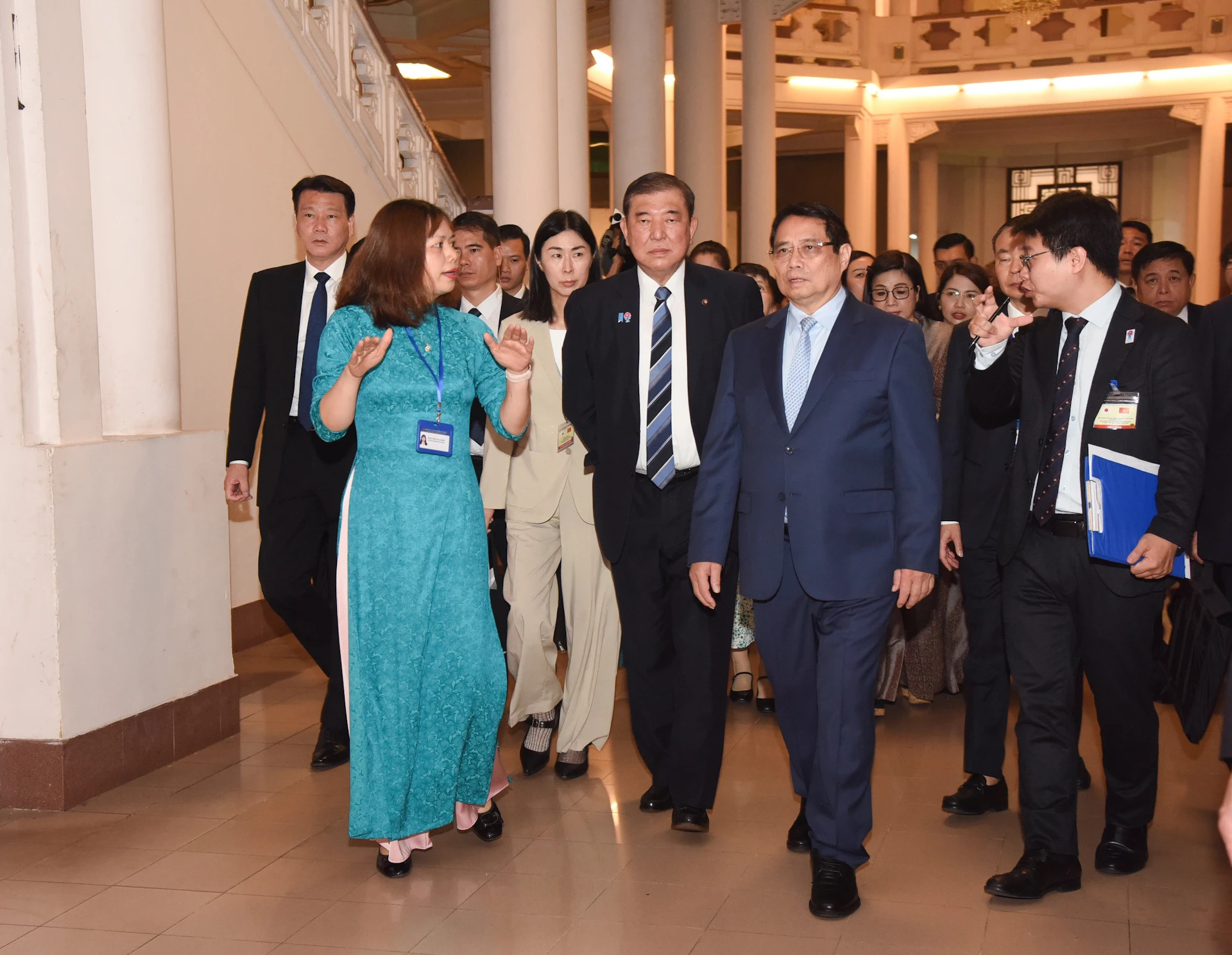 越南国家历史博物馆的干部和工作人员向政府总理范明正夫妇和日本首相石破茂夫妇介绍博物馆的规模。 越南国家历史博物馆的干部和工作人员向政府总理范明正夫妇和日本首相石破茂夫妇介绍博物馆的规模。