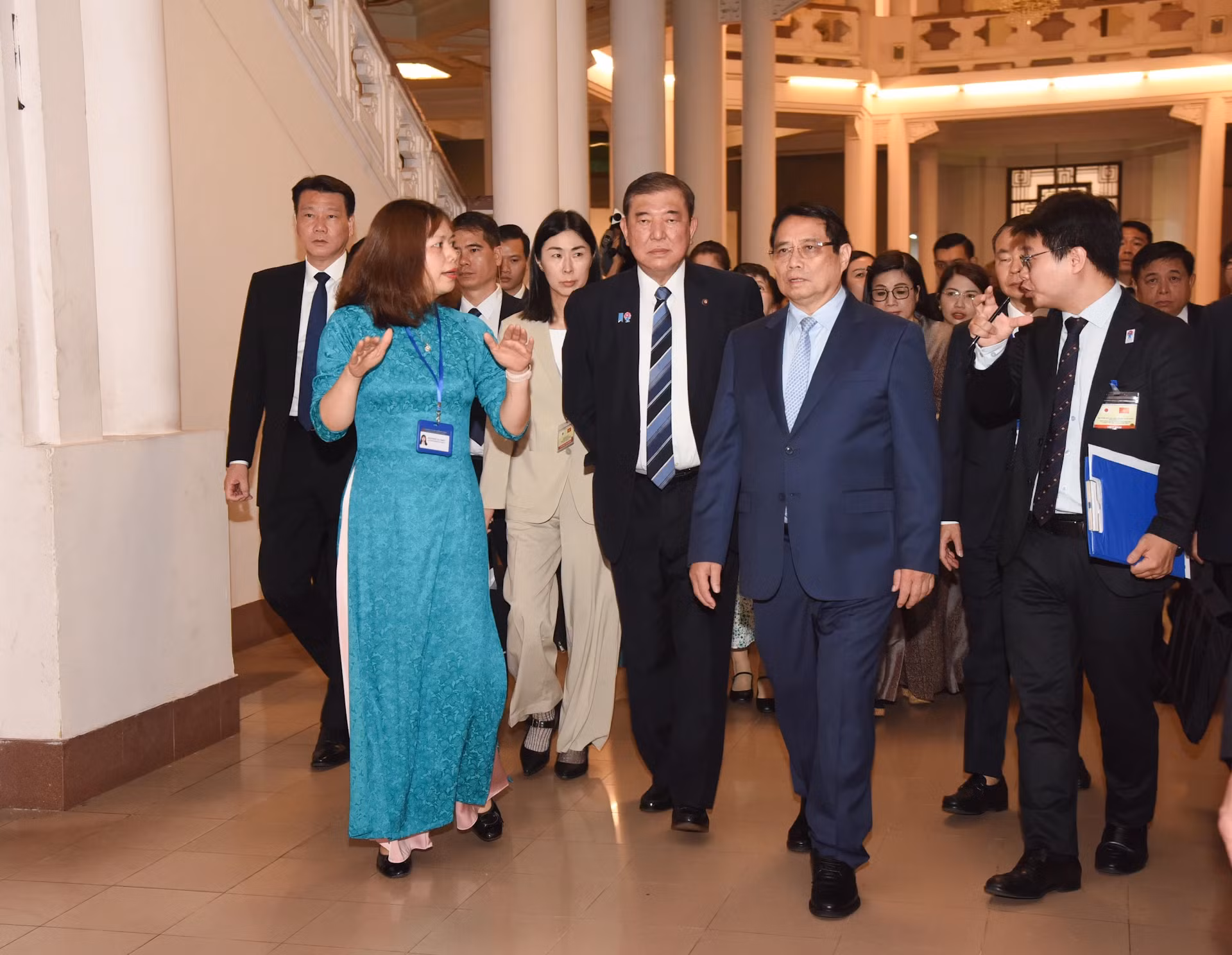 越南国家历史博物馆的干部和工作人员向政府总理范明正夫妇和日本首相石破茂夫妇介绍博物馆的规模。