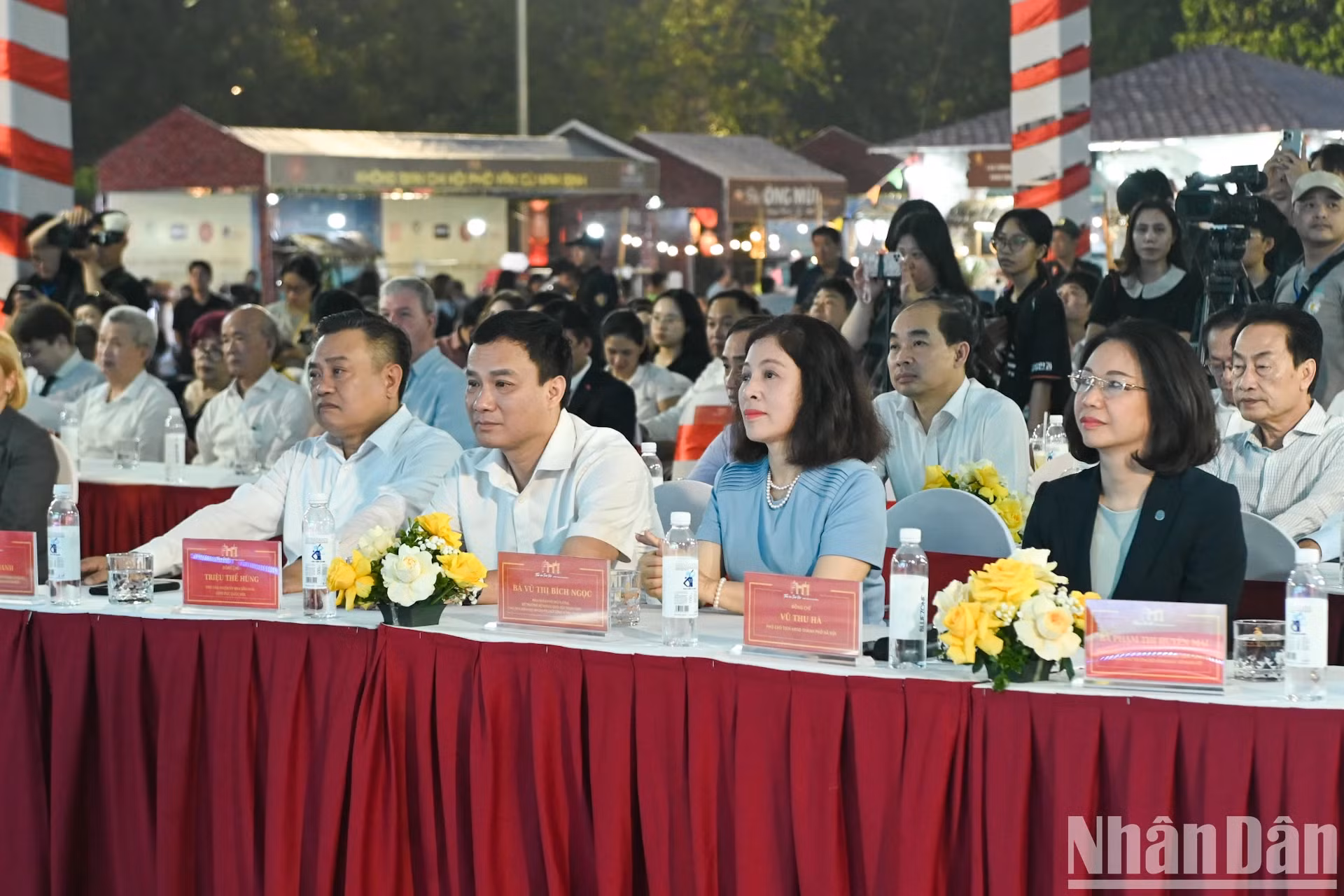 出席开幕仪式 的各位代表。 出席开幕仪式 的各位代表。