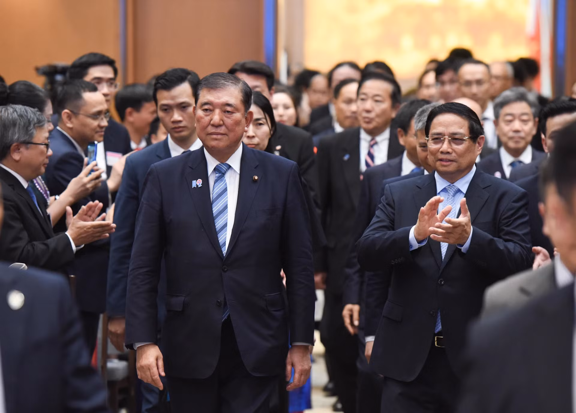 范明正总理同石破茂首相到场出席越日战略产业合作论坛。