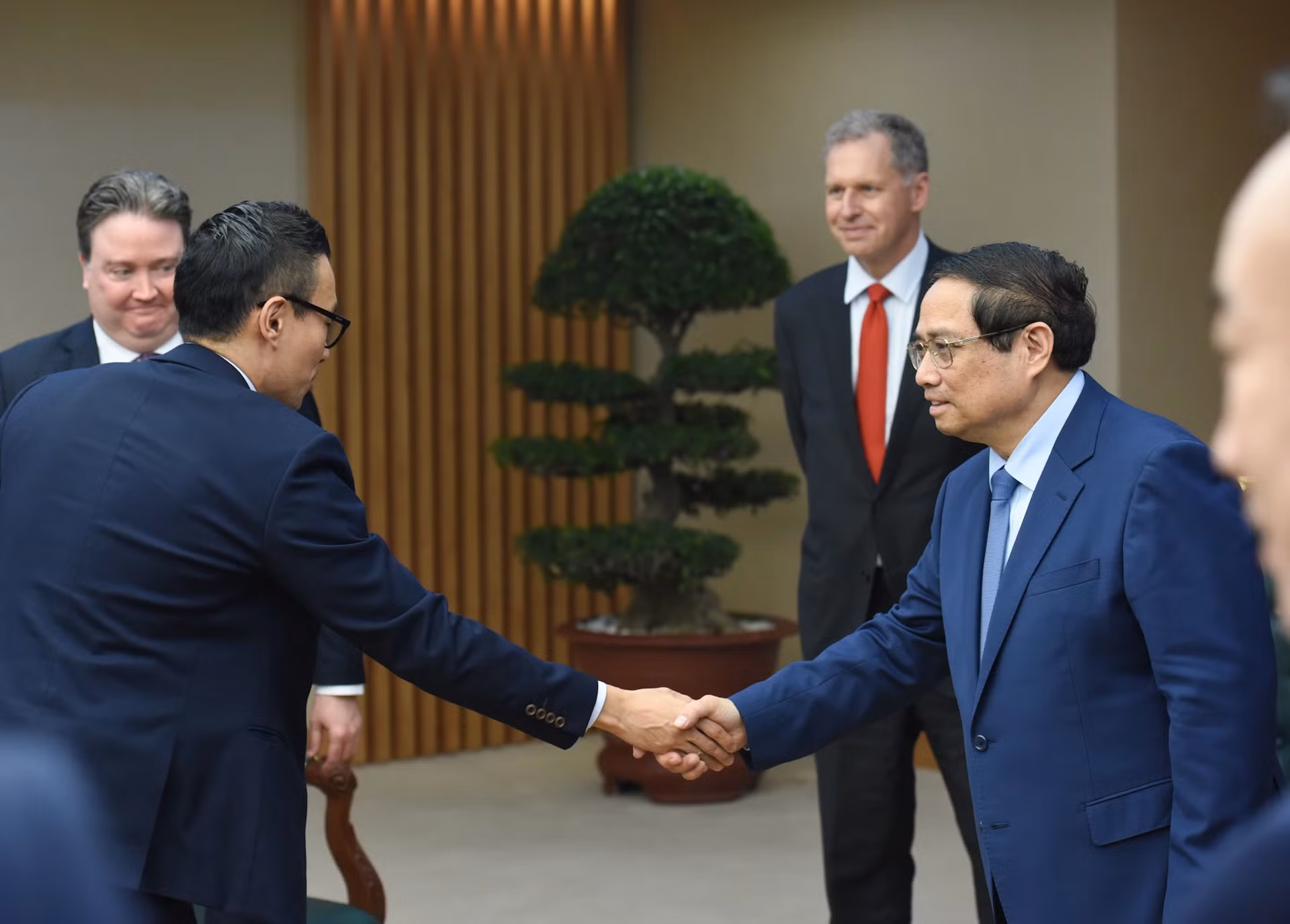 范明正总理迎接美国Excelerate Energy集团董事长兼首席执行官史蒂文•科博斯和随团成员。
