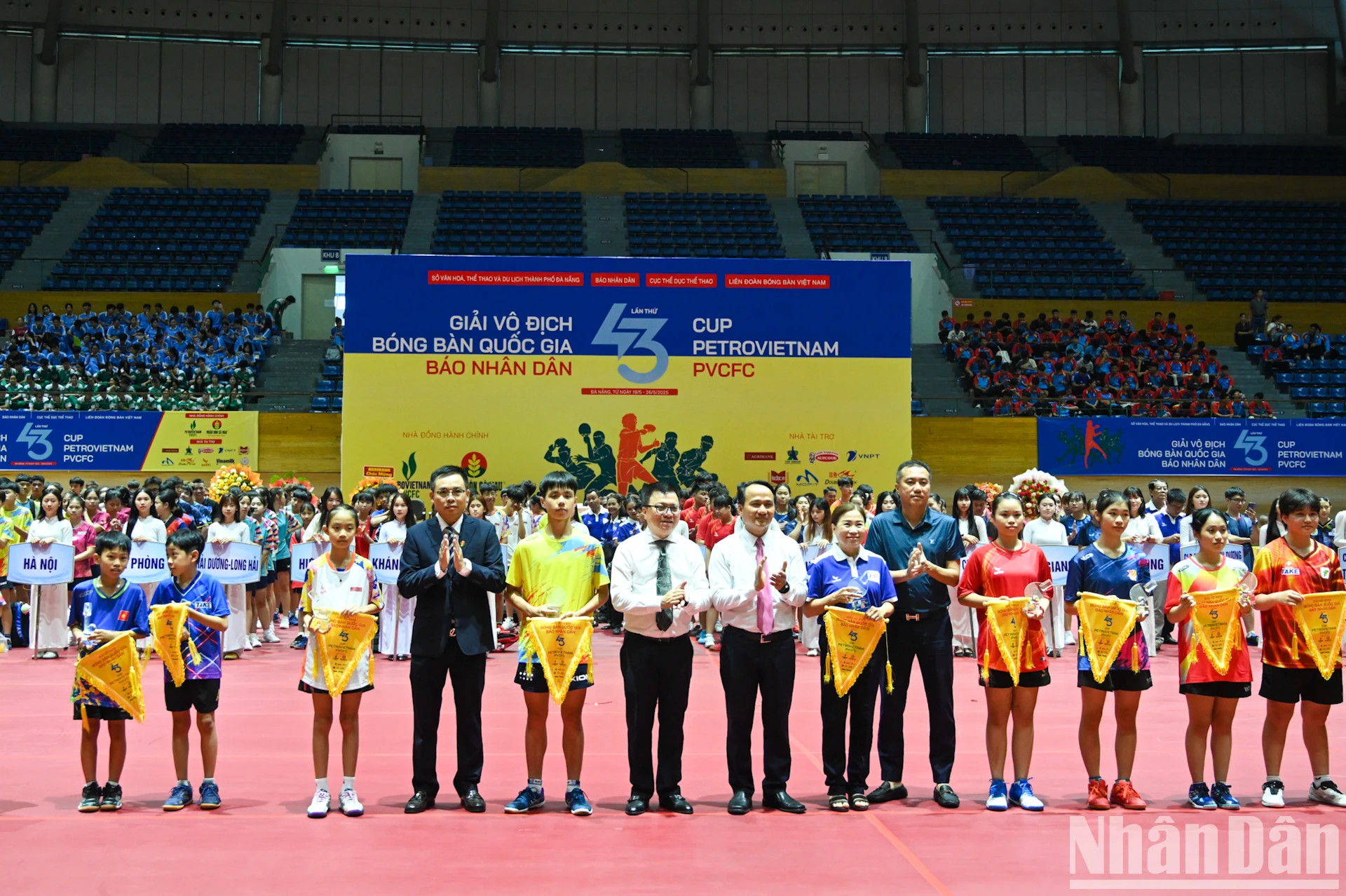 各位代表向参赛运动员代表团和裁判团颁发纪念章和赛事纪念旗。 各位代表向参赛运动员代表团和裁判团颁发纪念章和赛事纪念旗。