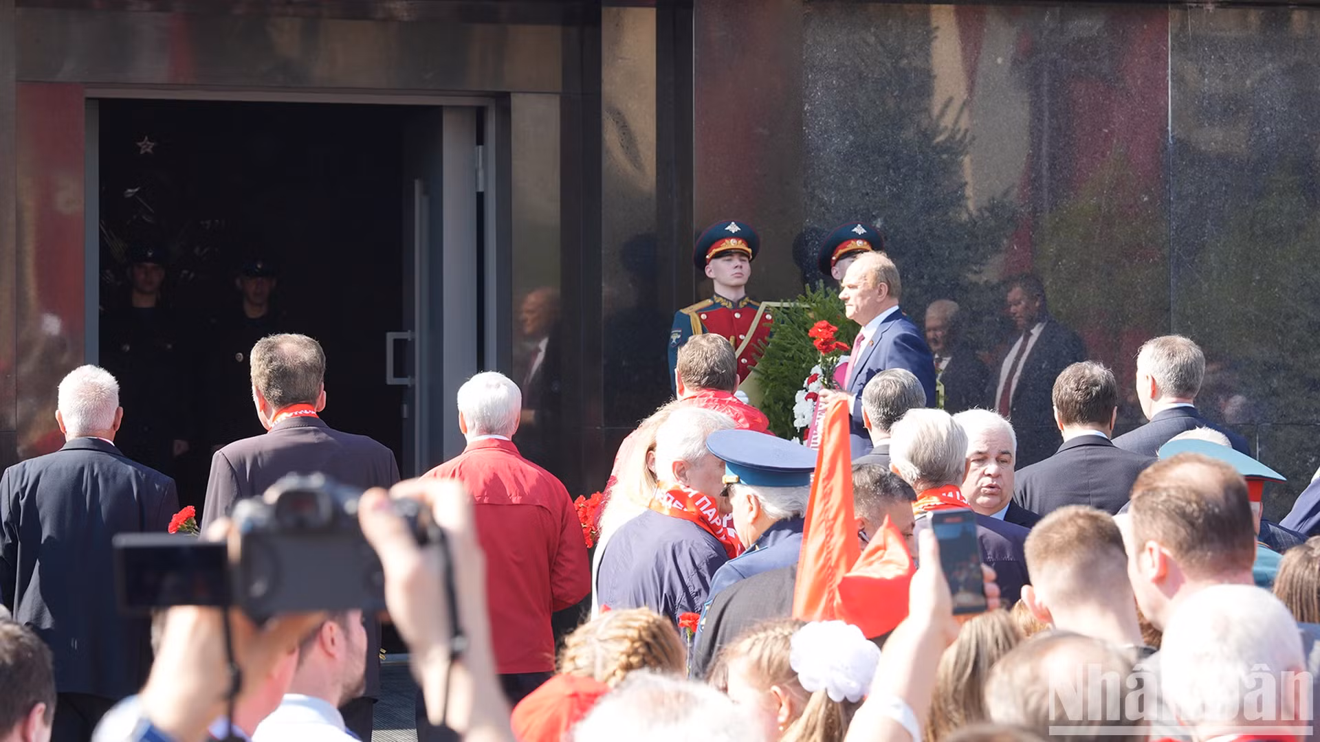 俄罗斯联邦共产党中央委员会主席根纳季·久加诺夫（Gennady Zyuganov）恭敬鞠躬，送上鲜花并向列宁同志致敬。