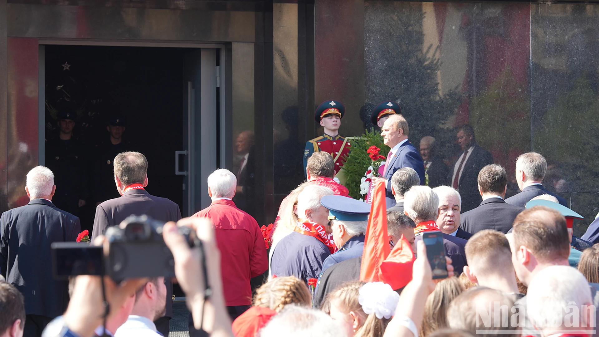 俄罗斯联邦共产党中央委员会主席根纳季·久加诺夫（Gennady Zyuganov）恭敬鞠躬，送上鲜花并向列宁同志致敬。