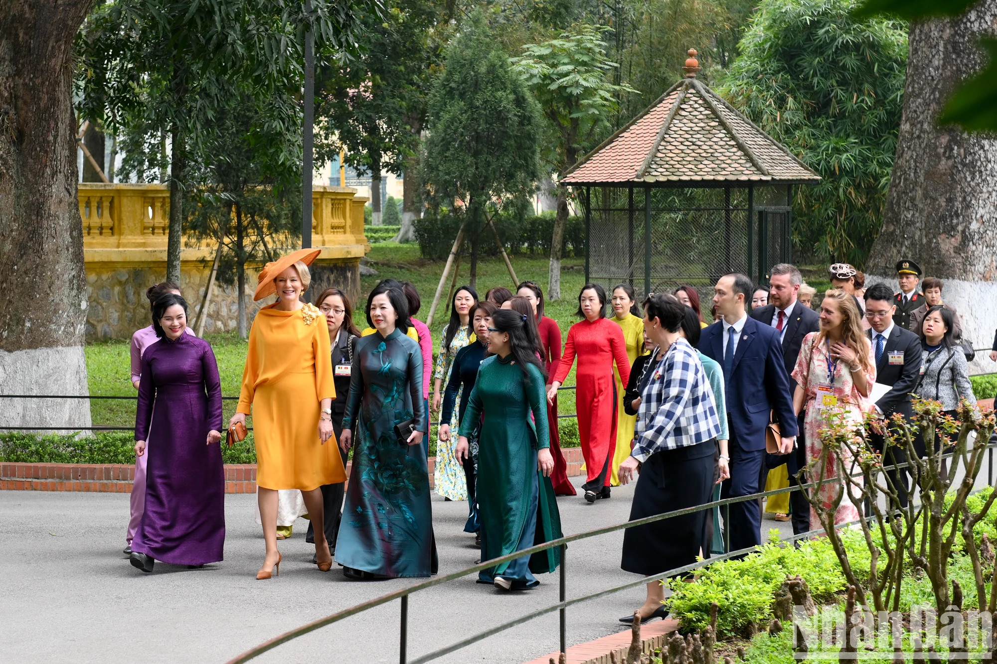 比利时王后玛蒂尔德和越南国家主席夫人阮氏明月在主席府遗迹园区。 比利时王后玛蒂尔德和越南国家主席夫人阮氏明月在主席府遗迹园区。