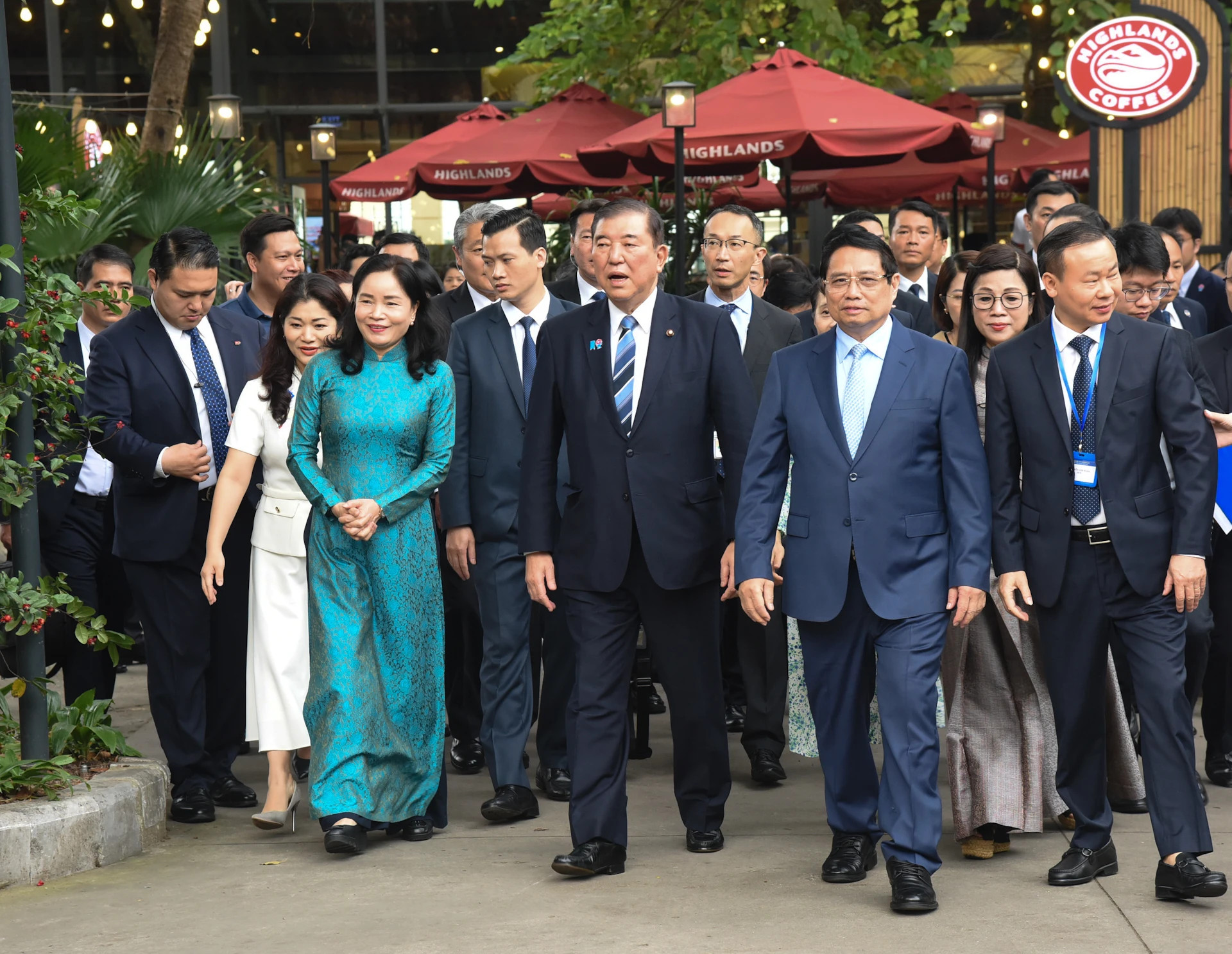 政府总理范明正夫妇和日本首相石破茂夫妇共同参观越南国家历史博物馆。 政府总理范明正夫妇和日本首相石破茂夫妇共同参观越南国家历史博物馆。