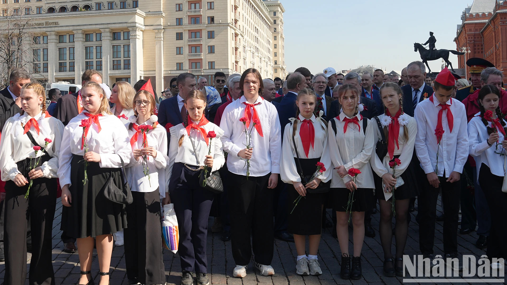 从清晨开始，俄罗斯联邦共产党（KPRF）党员、苏联列宁共产主义青年团团员、爱国群众组织代表以及KPRF支持者聚集在马涅日（Manezh）广场。随后，他们排队进入莫斯科红场，敬献鲜花并拜谒国际无产阶级革命的伟大领袖列宁陵墓。