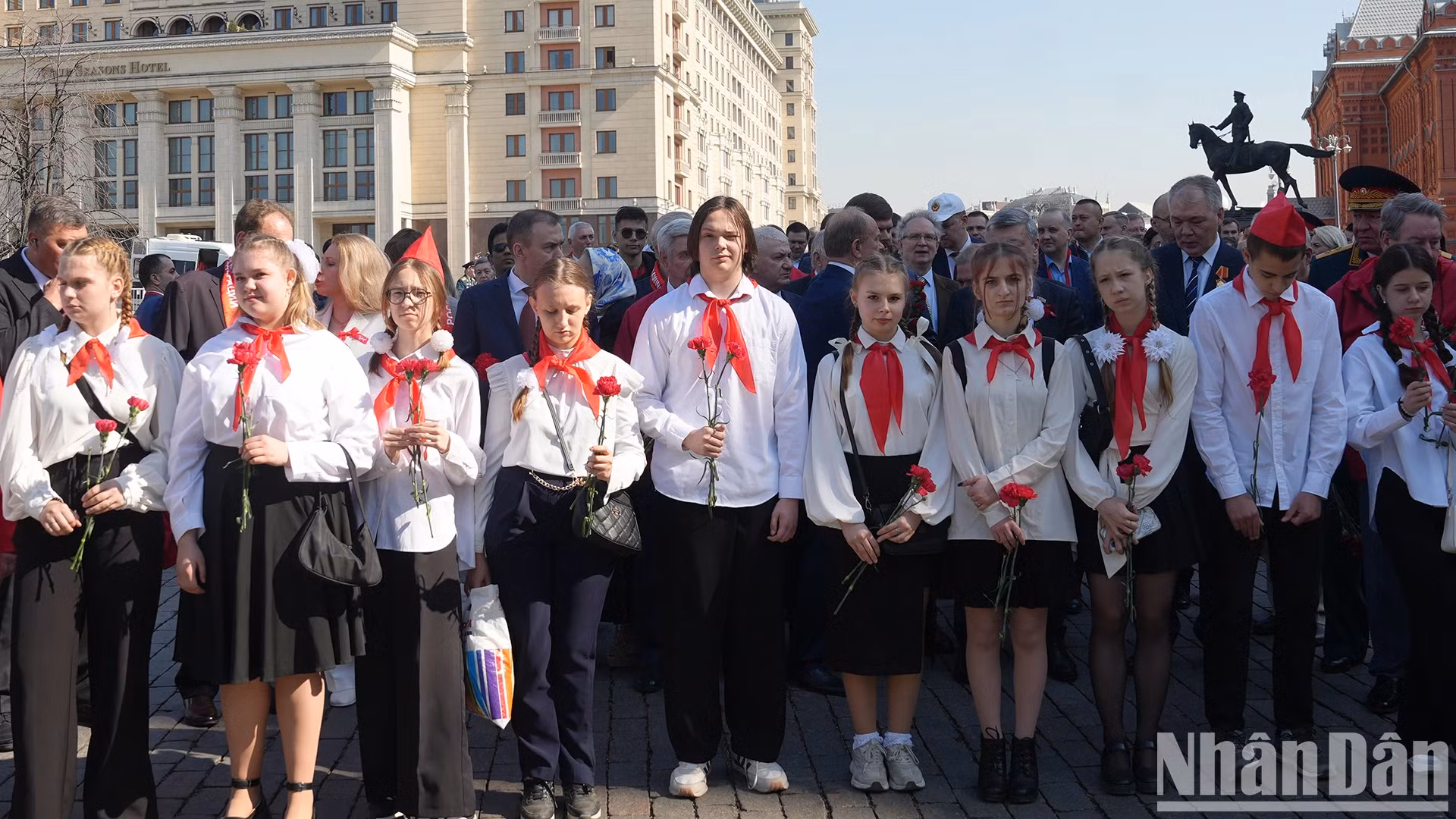 从清晨开始，俄罗斯联邦共产党（KPRF）党员、苏联列宁共产主义青年团团员、爱国群众组织代表以及KPRF支持者聚集在马涅日（Manezh）广场。随后，他们排队进入莫斯科红场，敬献鲜花并拜谒国际无产阶级革命的伟大领袖列宁陵墓。