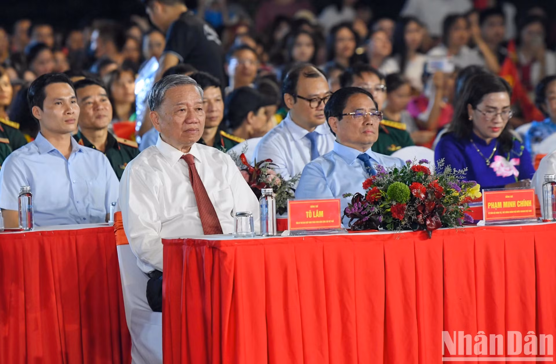 越共中央总书记苏林和各位党和国家领导人出席晚会。