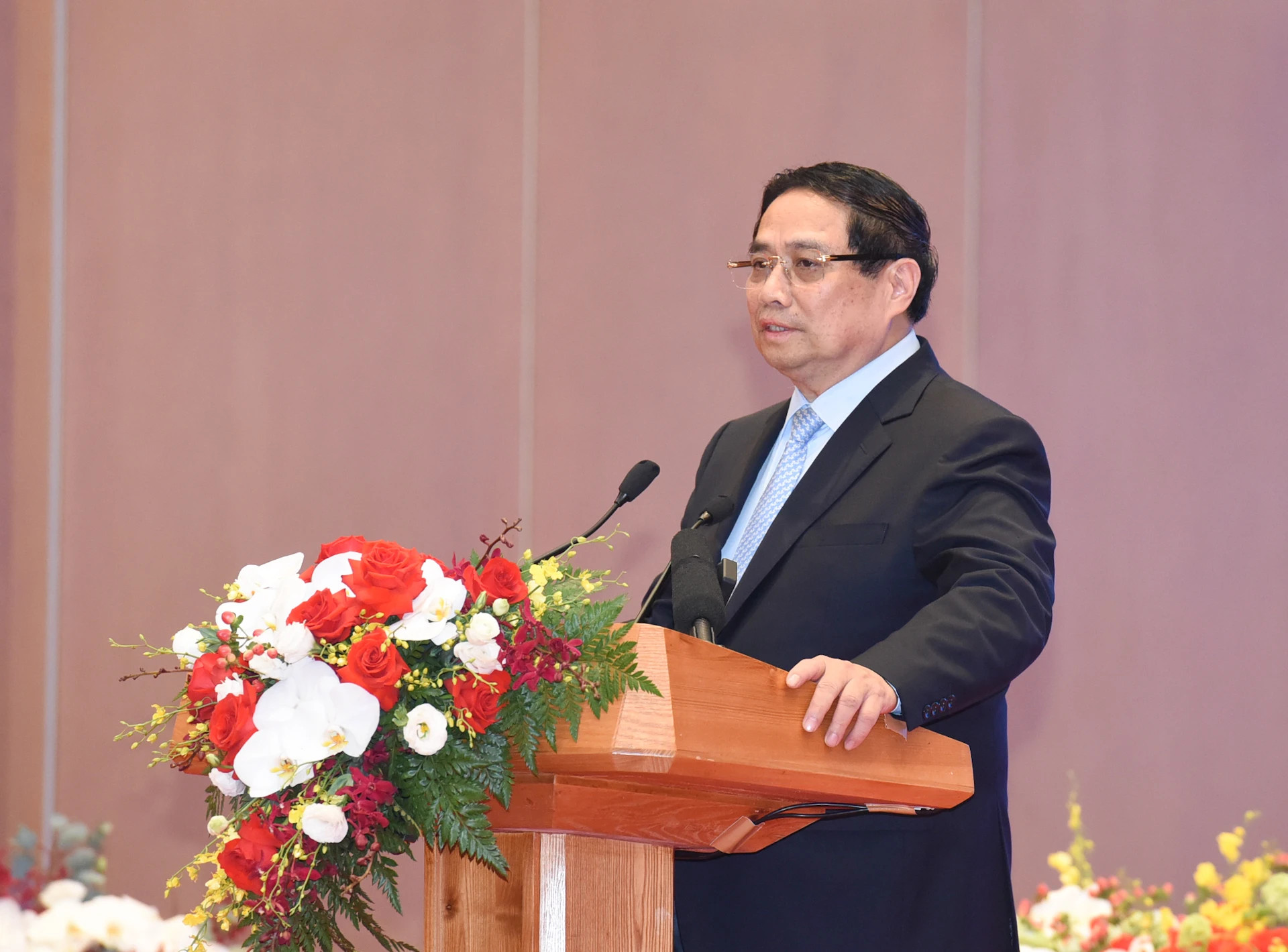 越南政府总理范明正在论坛上致辞。 越南政府总理范明正在论坛上致辞。