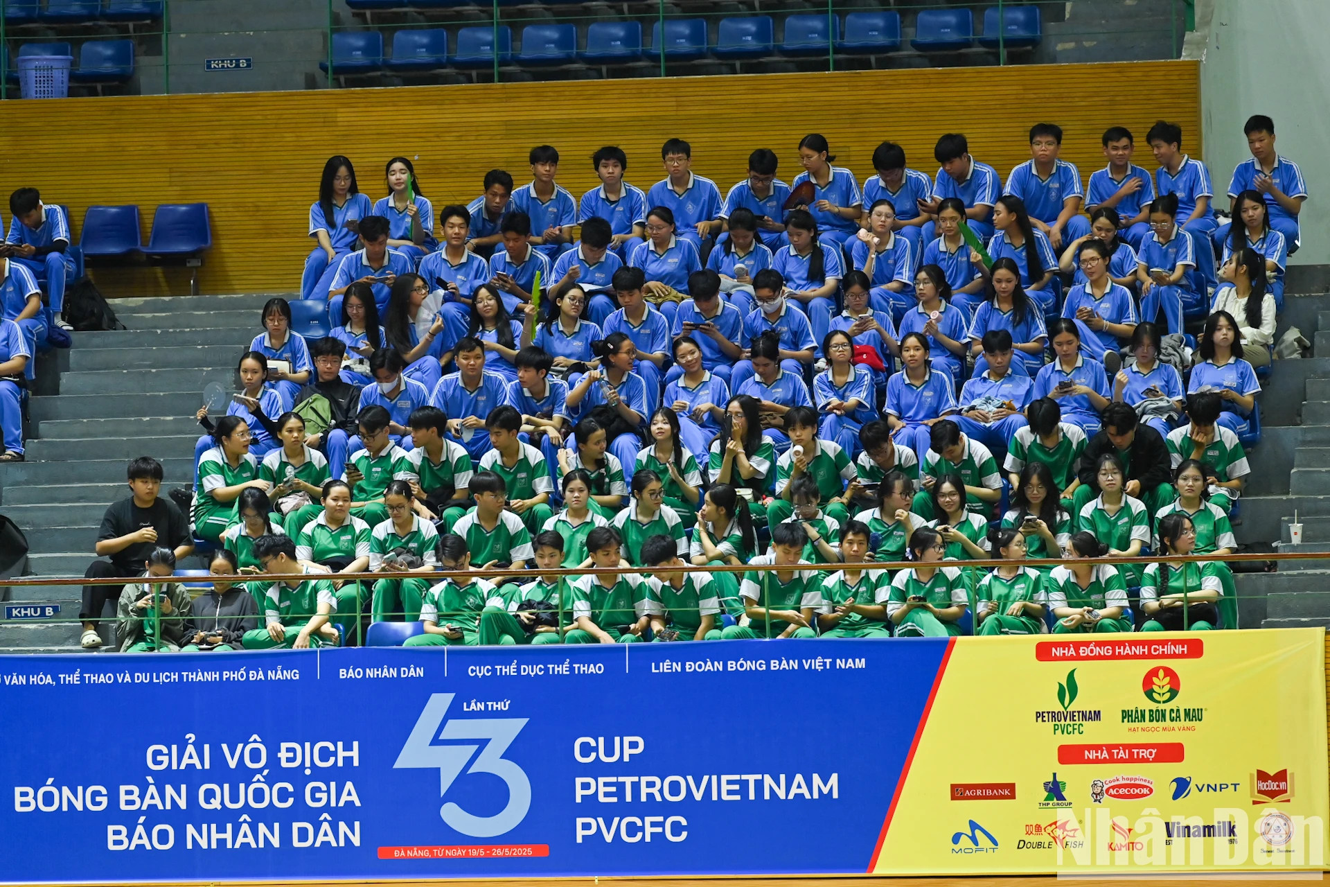 岘港市各所大学院校的学生们出席开幕式。 岘港市各所大学院校的学生们出席开幕式。