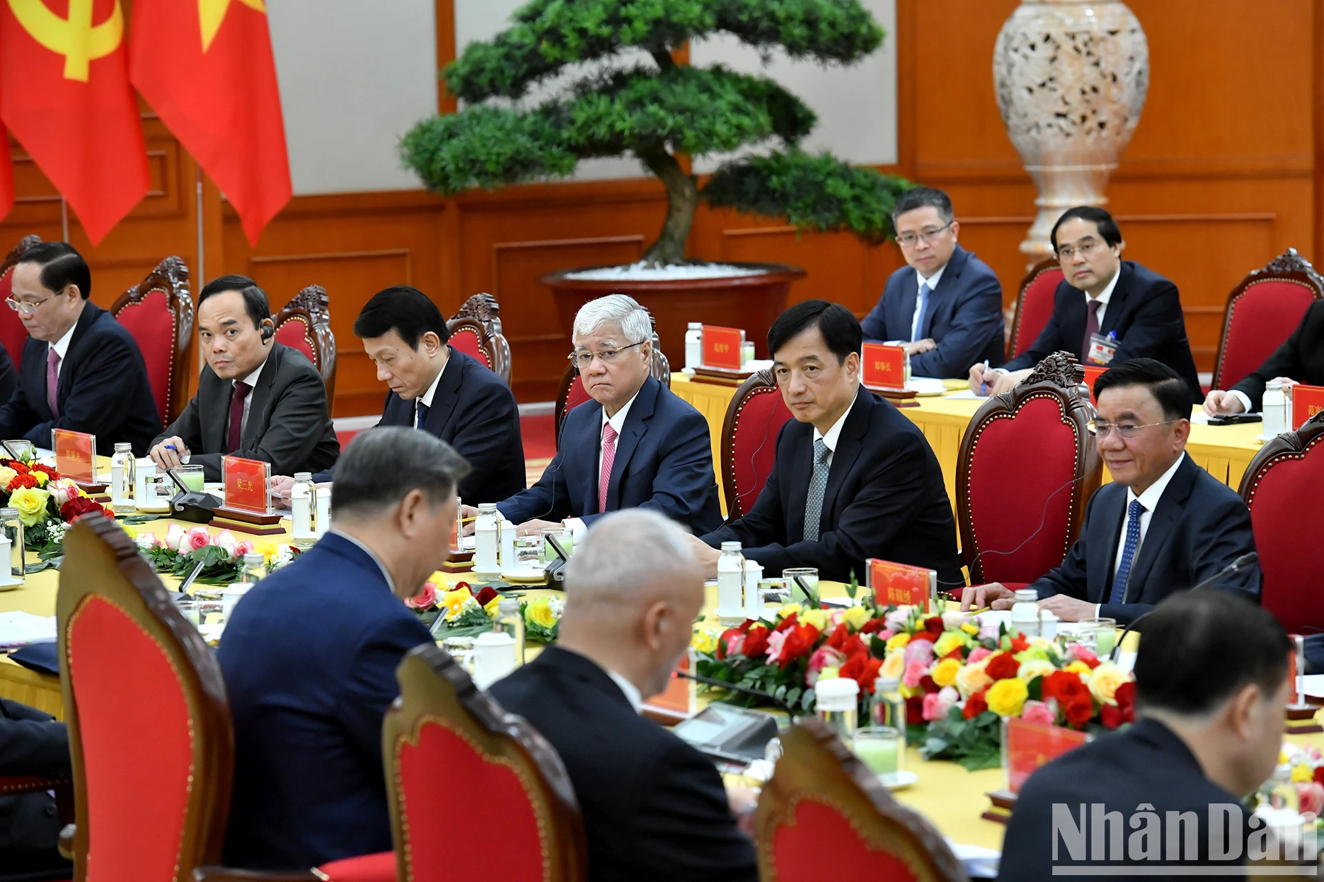 出席会谈的各位代表。 出席会谈的各位代表。