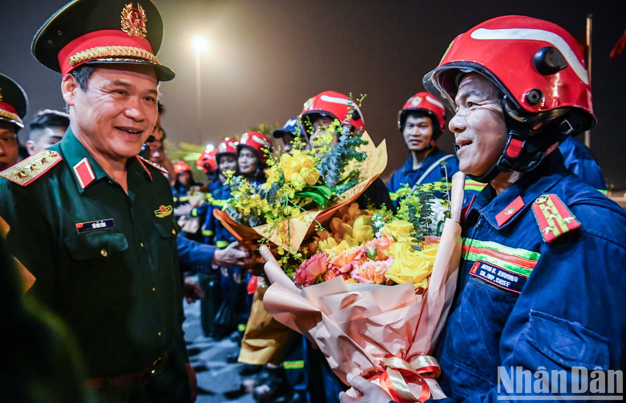 越共中央委员、国防部副部长武海产上将，越南人民军副总参谋长阮仲平中将以及越南公安部副部长黎文线中将在内排国际机场迎接越南救援队。