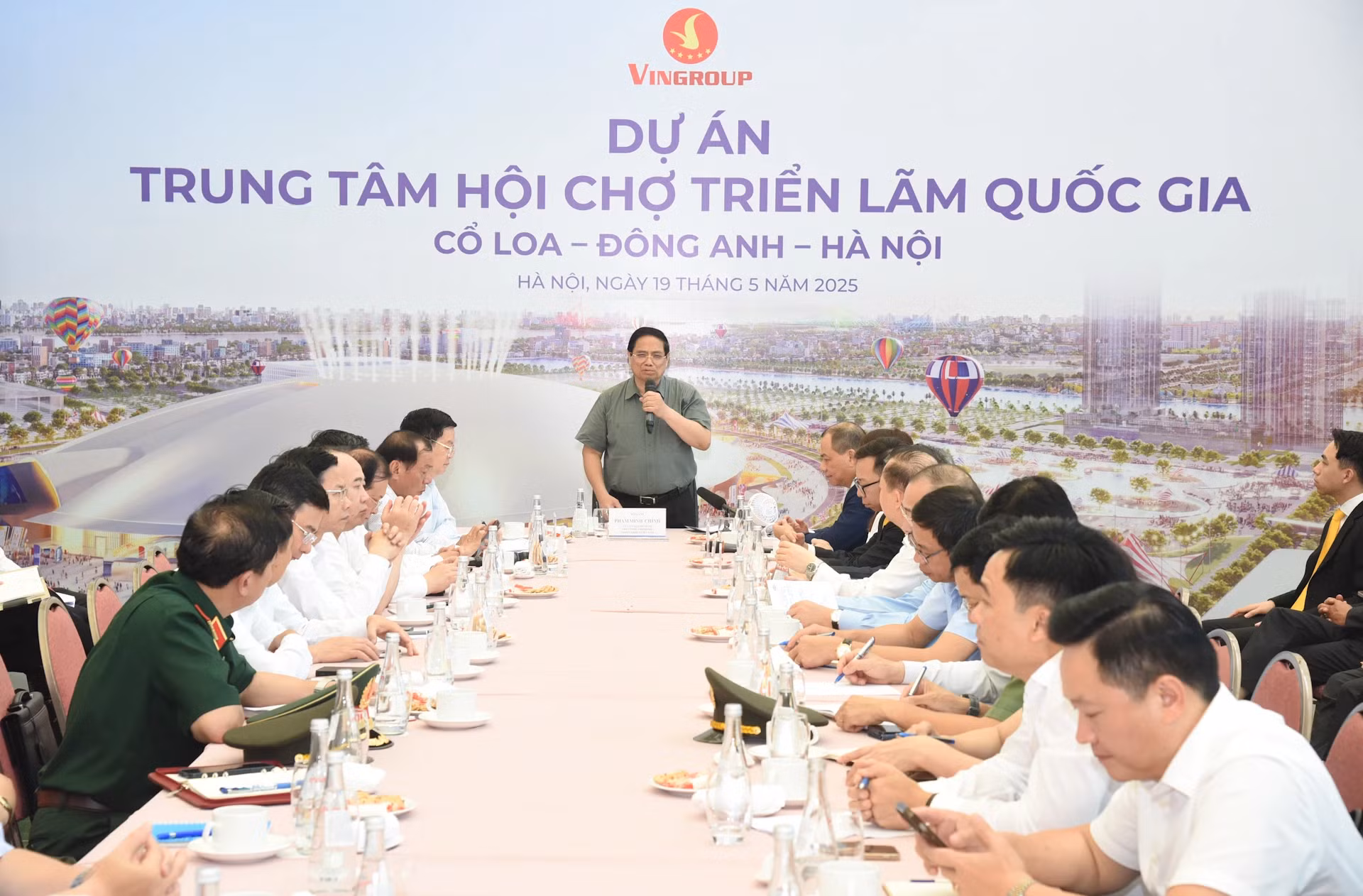 范明正总理与该项目的投资方和施工单位代表举行工作会议。