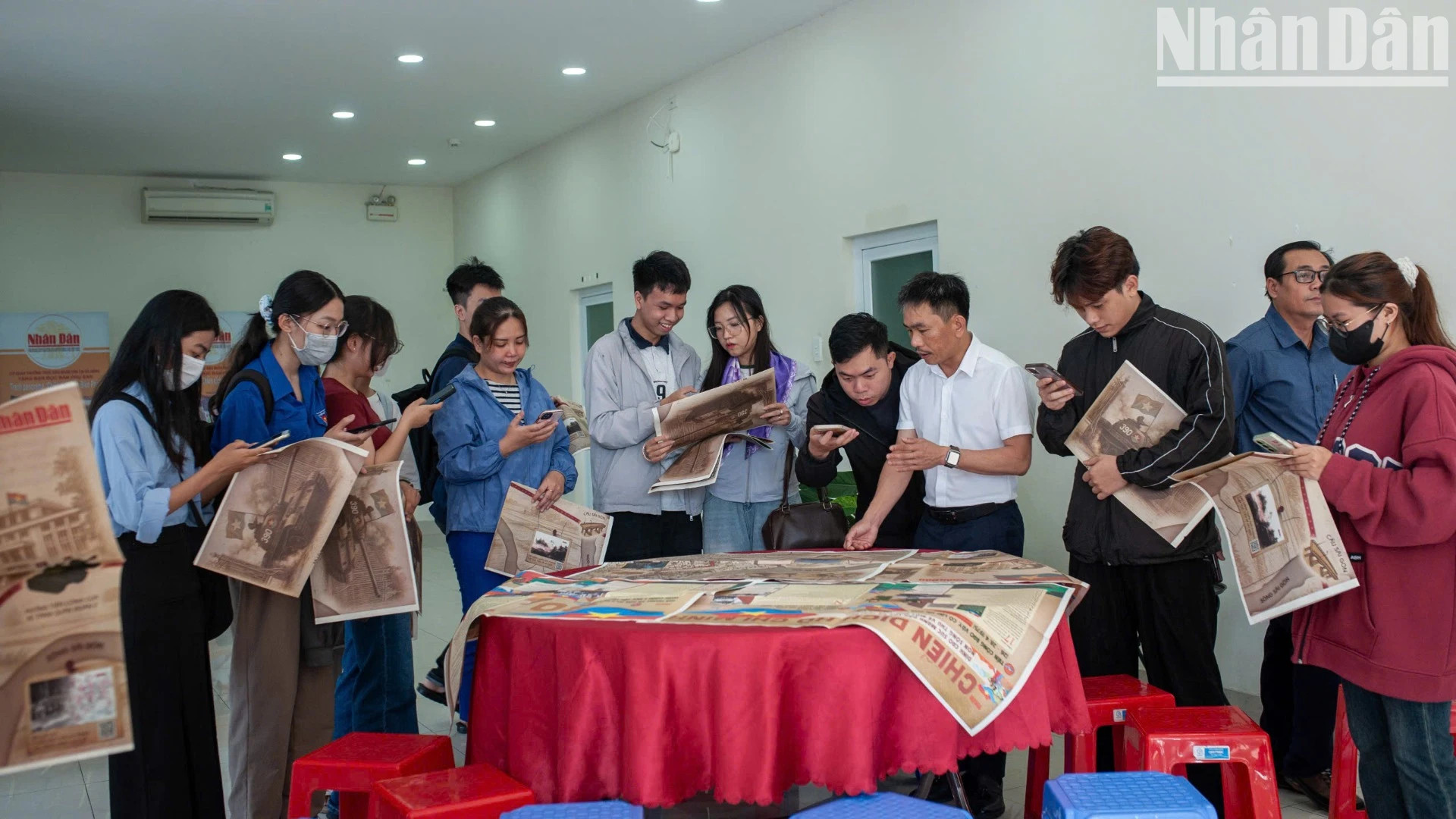 《人民报》社中部—西原地区分社领导指导读者通过技术体验特别副刊。 《人民报》社中部—西原地区分社领导指导读者通过技术体验特别副刊。