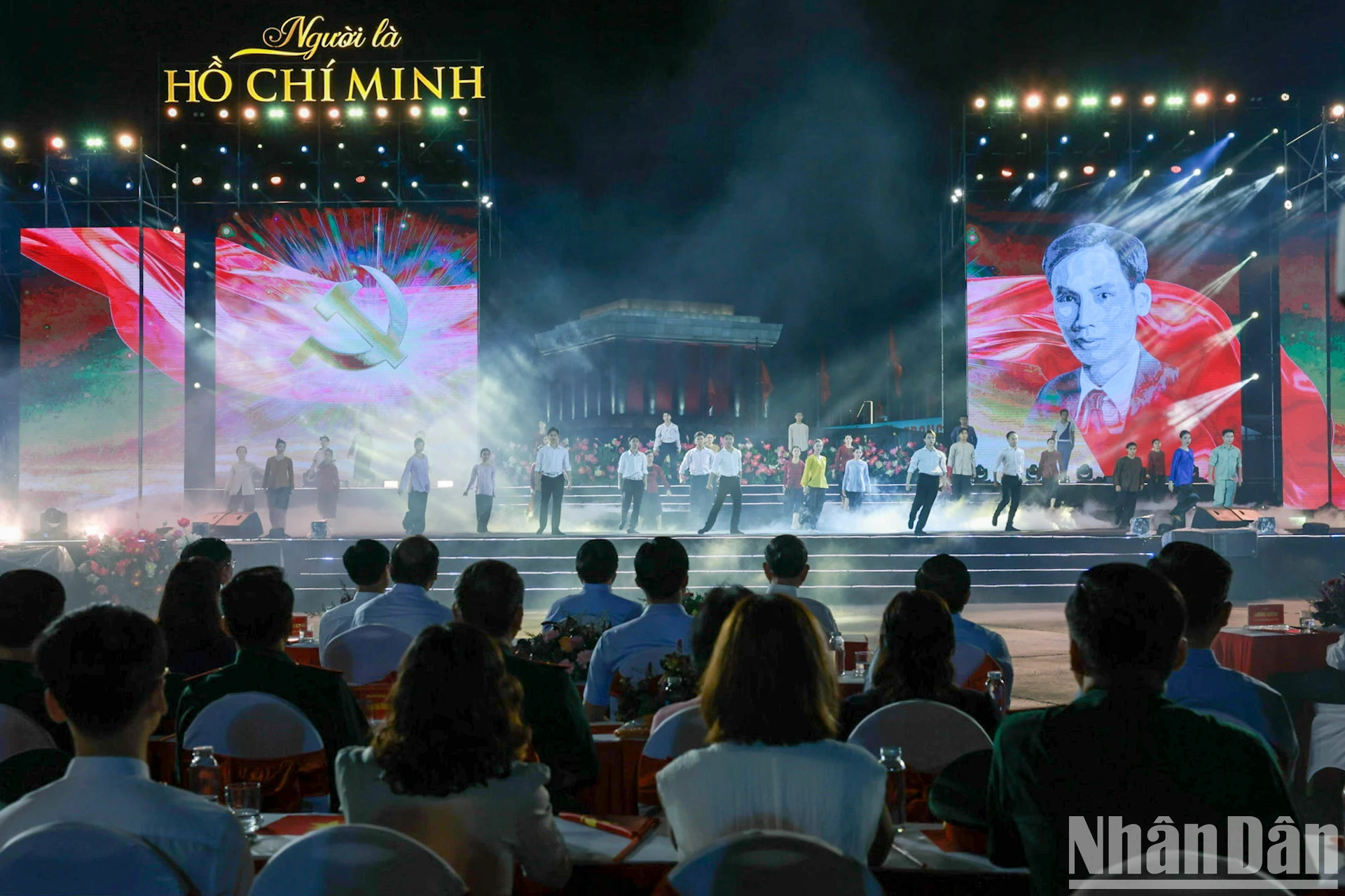 晚会上演的各个艺术节目融合了传统与现代要素,将歌舞表演、舞台情景剧与3D投影技术相结合,打造了一场精彩的艺术表演晚会。 晚会上演的各个艺术节目融合了传统与现代要素,将歌舞表演、舞台情景剧与3D投影技术相结合,打造了一场精彩的艺术表演晚会。