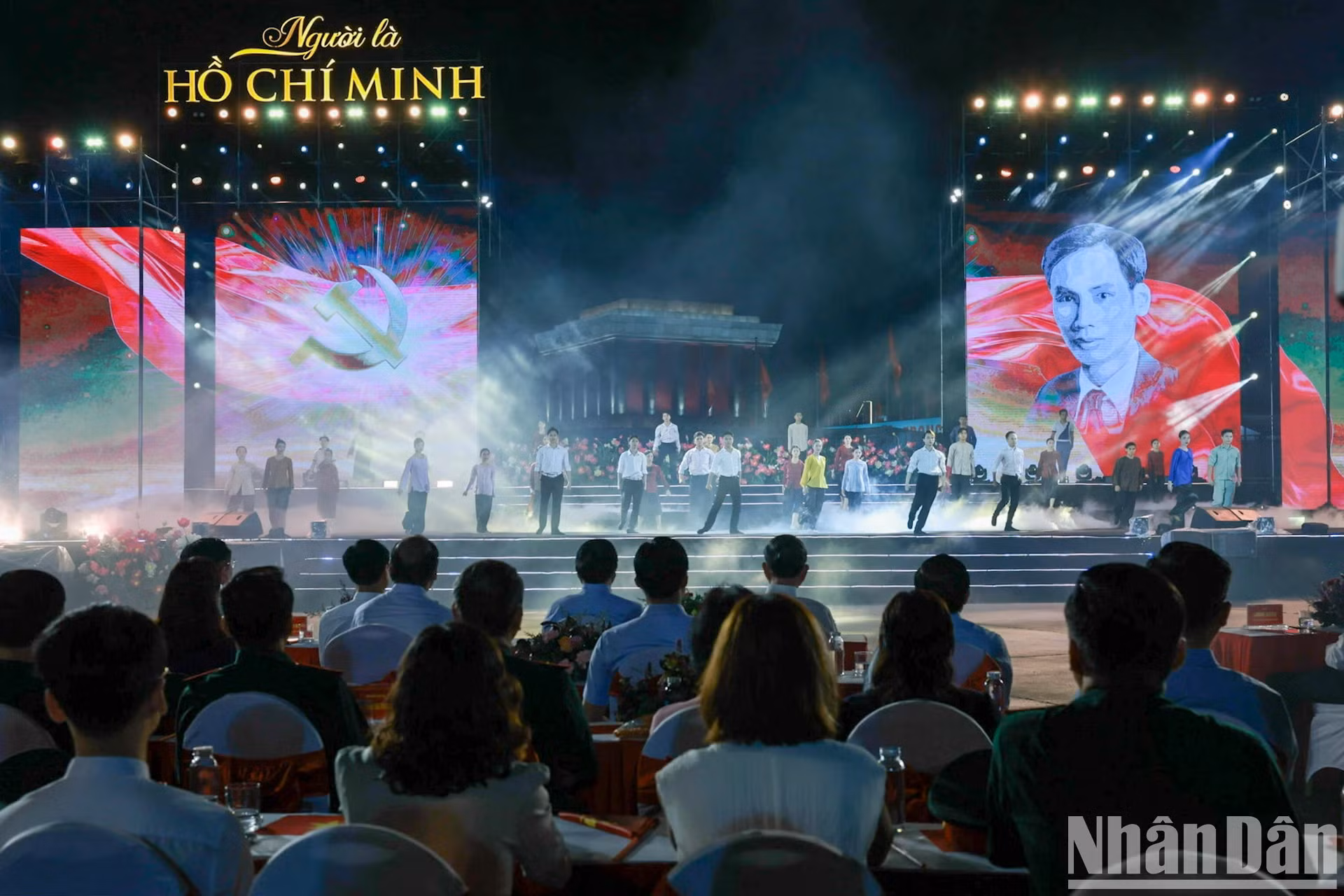 晚会上演的各个艺术节目融合了传统与现代要素，将歌舞表演、舞台情景剧与3D投影技术相结合，打造了一场精彩的艺术表演晚会。