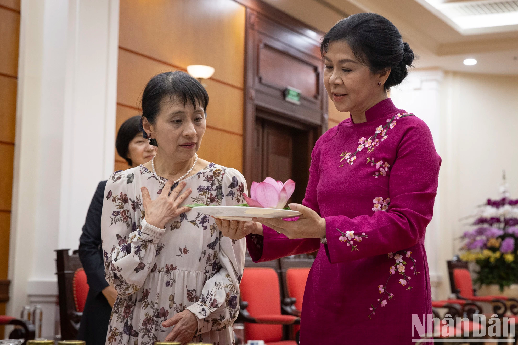 越共中央总书记苏林的夫人吴芳璃向日本首相石破茂的夫人石破佳子介绍越南传统甜点——扁米饼。 越共中央总书记苏林的夫人吴芳璃向日本首相石破茂的夫人石破佳子介绍越南传统甜点——扁米饼。