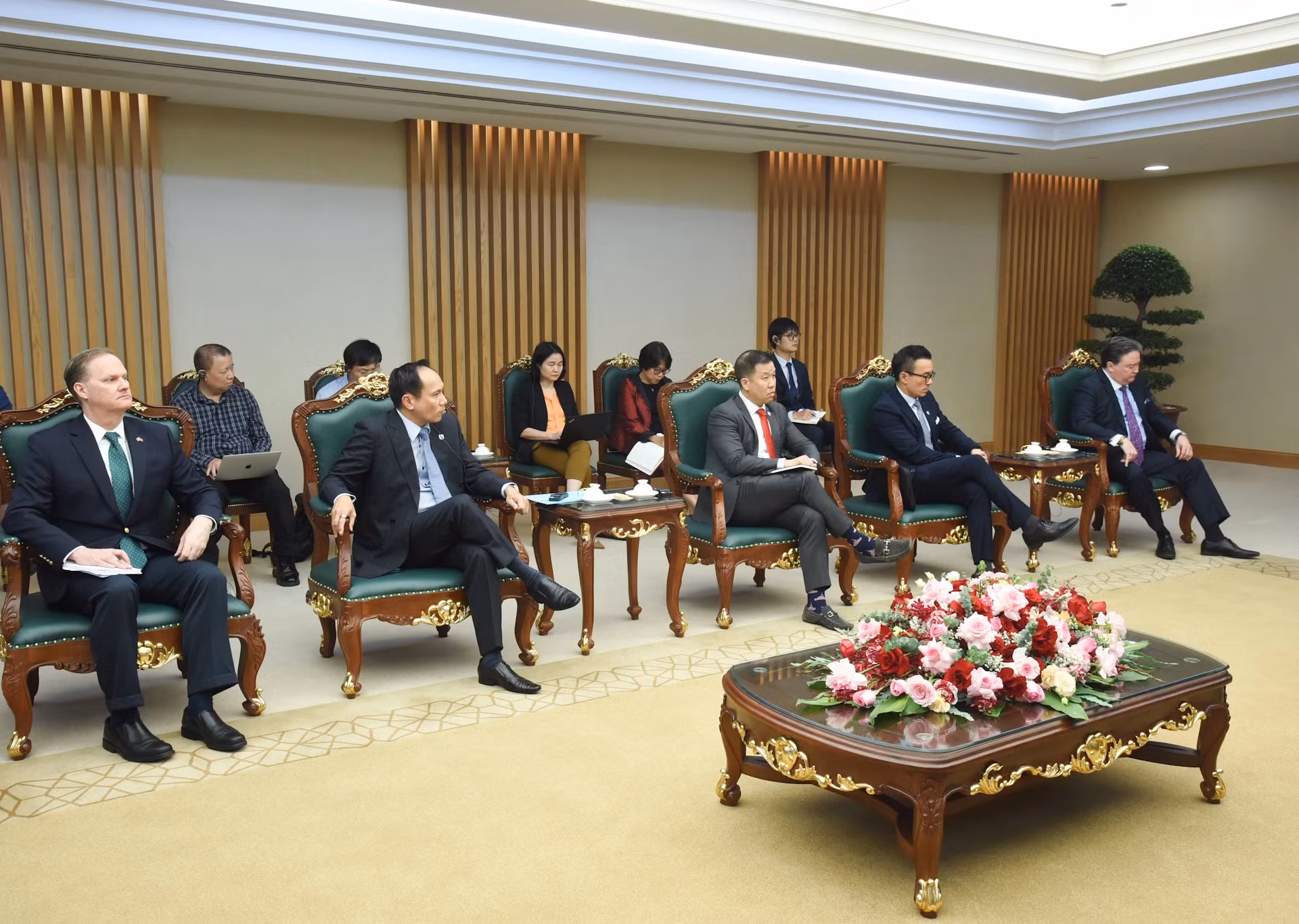 随同美国Excelerate Energy集团董事长兼首席执行官史蒂文•科博斯访越的代表团成员。