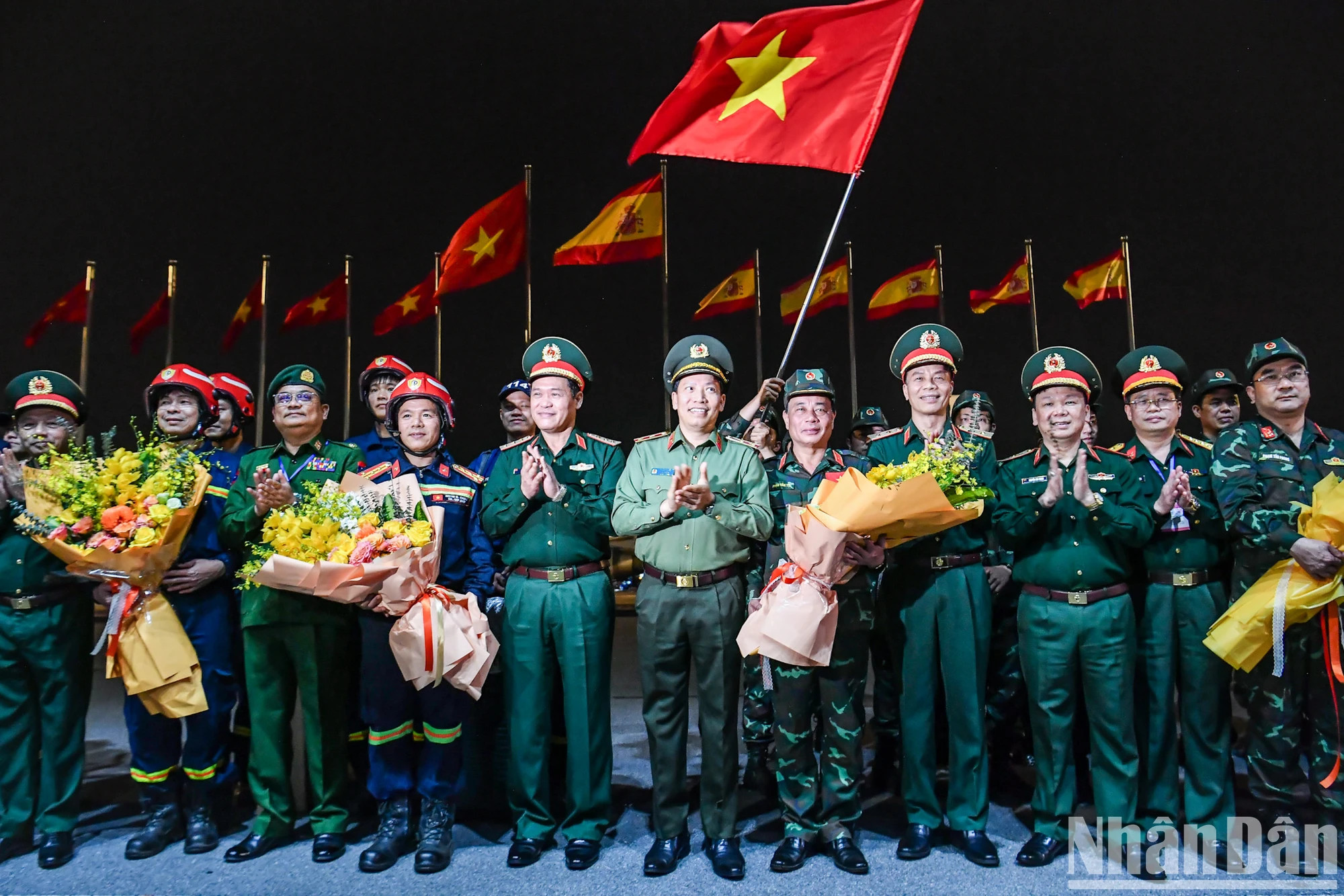 越共中央委员、国防部副部长武海产上将，公安部副部长黎文线中将以及各机关单位领导代表在内排机场迎接越南救援队。