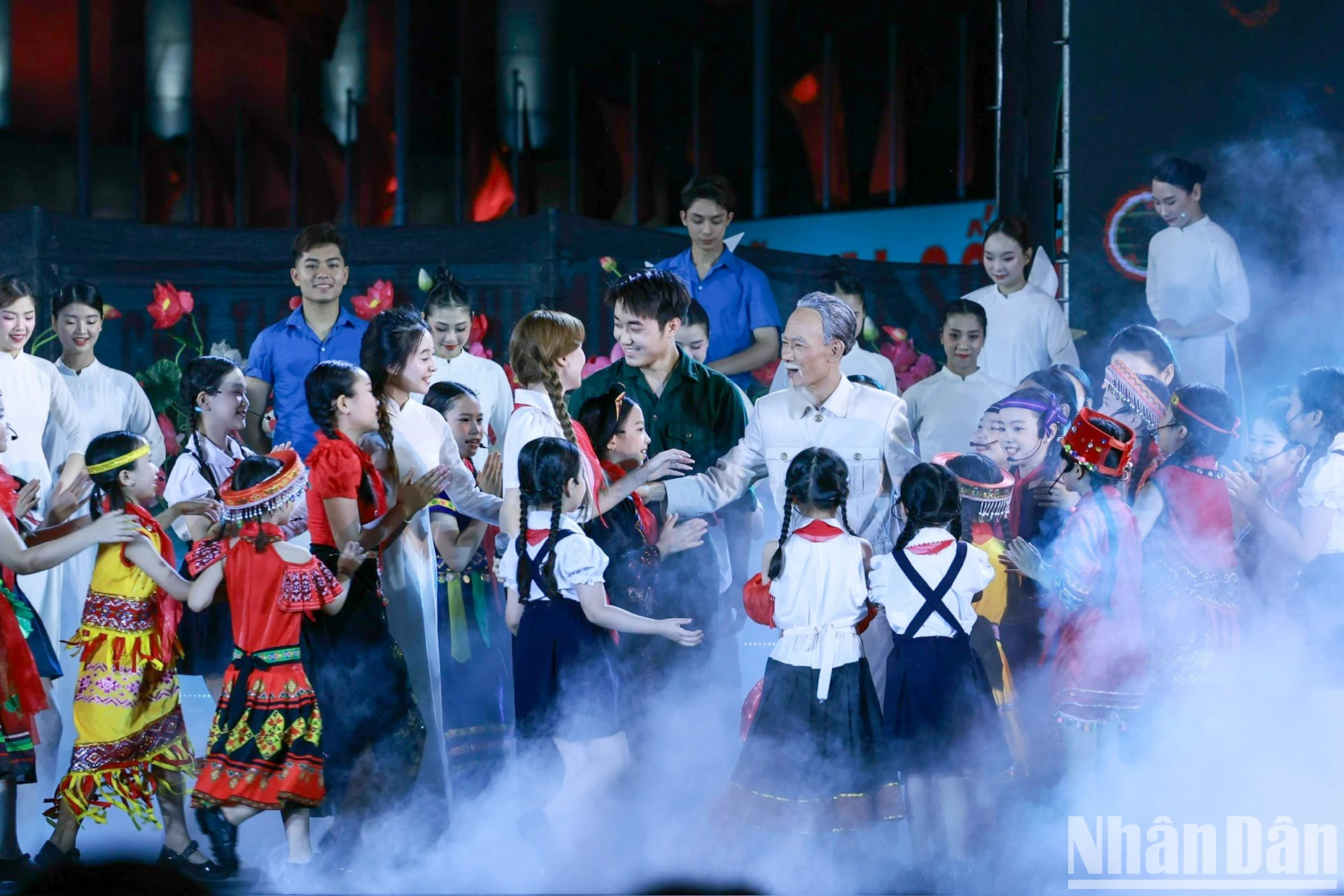 演出节目通过历史资料、情景再现与现代音乐表演的独特融合,呈现出诸多精彩亮点,带来了神圣而自豪的感动时刻,深深打动并激励了数百万名越南人民。 演出节目通过历史资料、情景再现与现代音乐表演的独特融合,呈现出诸多精彩亮点,带来了神圣而自豪的感动时刻,深深打动并激励了数百万名越南人民。