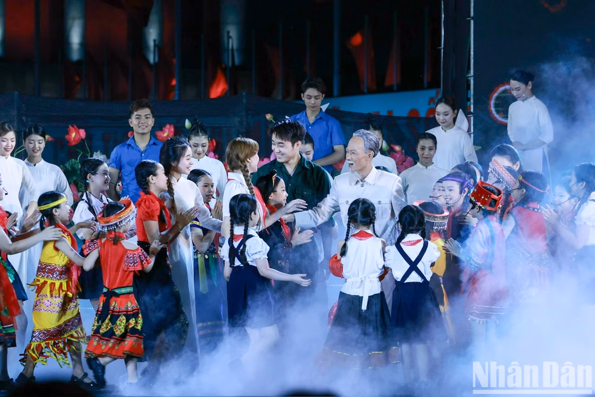 演出节目通过历史资料、情景再现与现代音乐表演的独特融合，呈现出诸多精彩亮点，带来了神圣而自豪的感动时刻，深深打动并激励了数百万名越南人民。