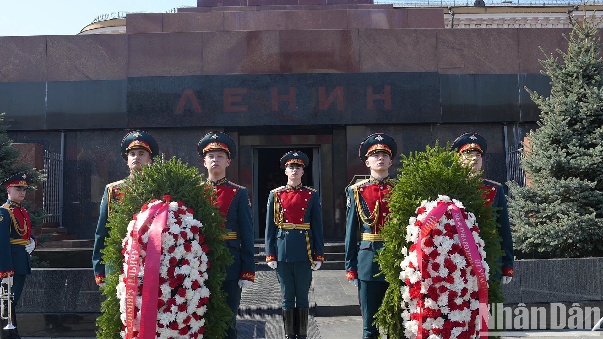 花圈缎带上写着：深切缅怀国际无产阶级和劳动人民的伟大领袖、杰出的政治理论家列宁的丰功伟绩。