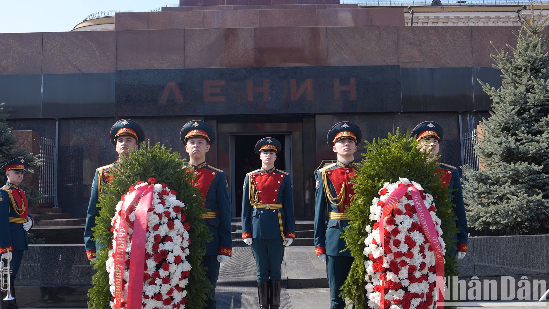 花圈缎带上写着：深切缅怀国际无产阶级和劳动人民的伟大领袖、杰出的政治理论家列宁的丰功伟绩。