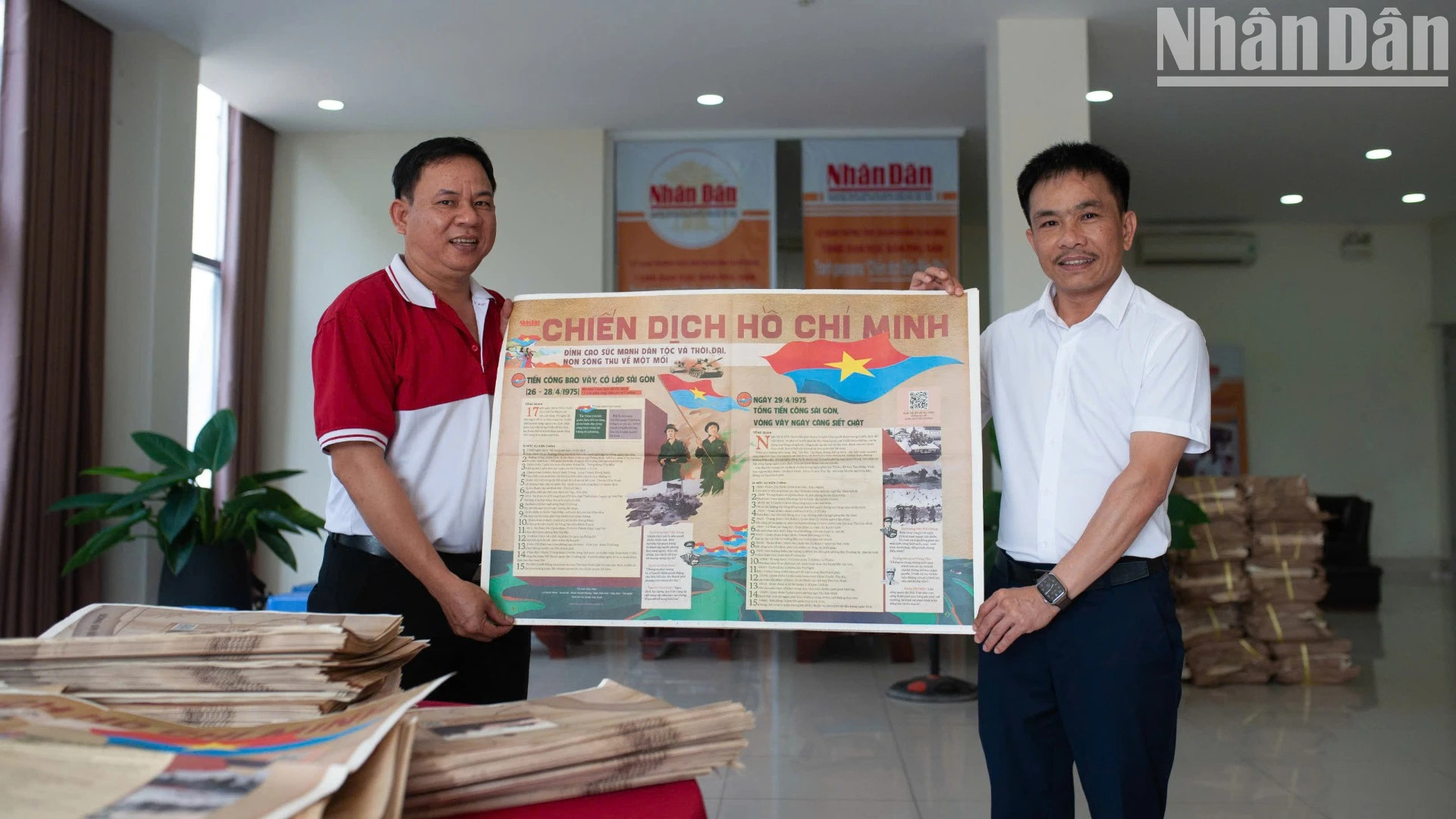 《人民报》社中部-西原地区分社领导亲自将特别副刊赠送给读者。 《人民报》社中部-西原地区分社领导亲自将特别副刊赠送给读者。