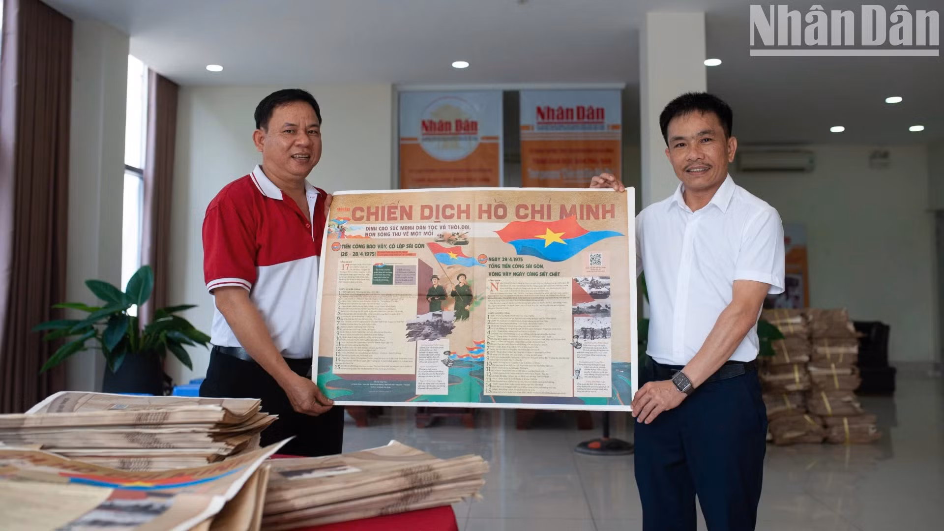 《人民报》社中部-西原地区分社领导亲自将特别副刊赠送给读者。