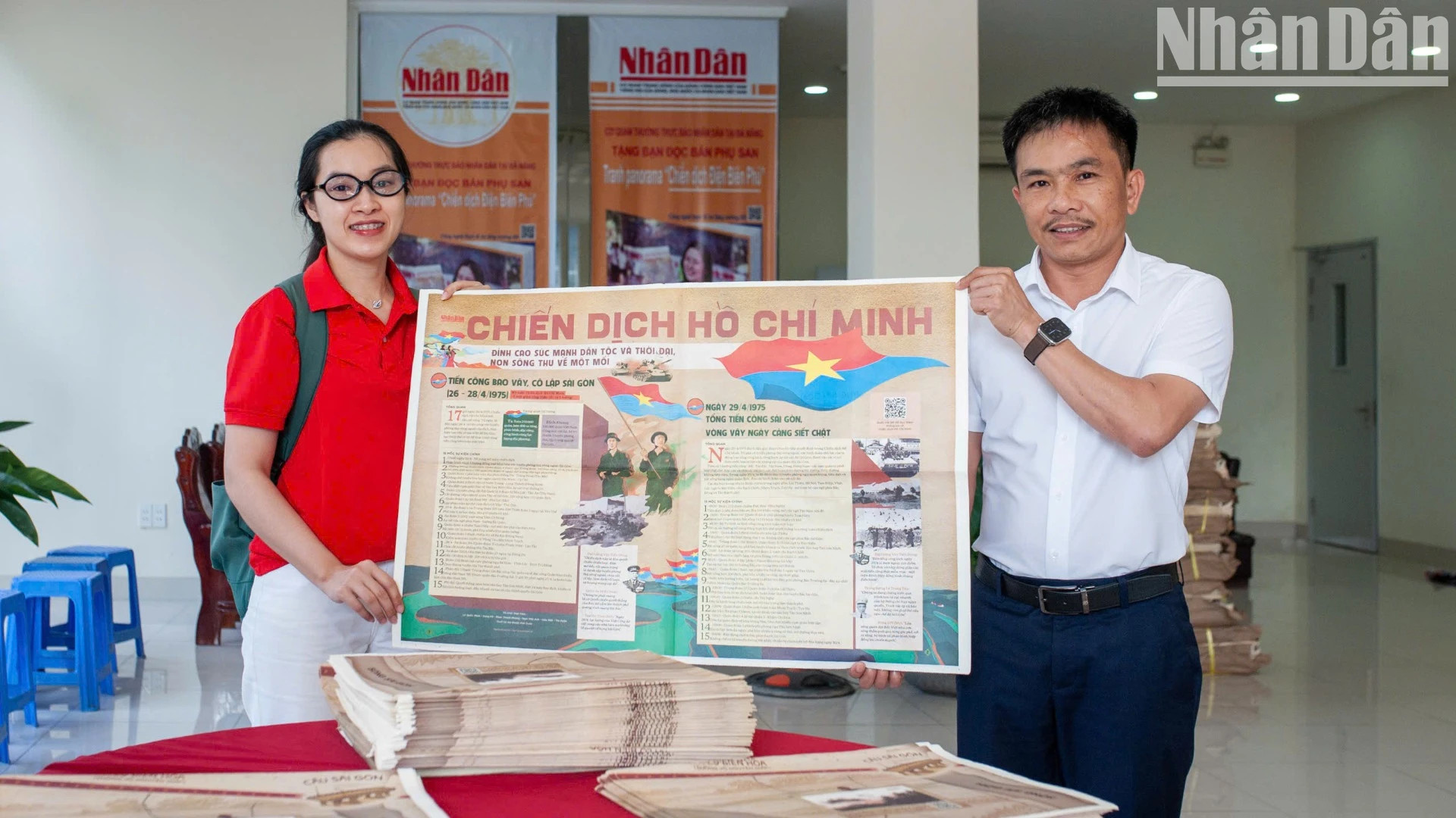 《人民报》社中部-西原地区分社代理分社长潘泰山向岘港读者免费赠送特别副刊。 《人民报》社中部-西原地区分社代理分社长潘泰山向岘港读者免费赠送特别副刊。