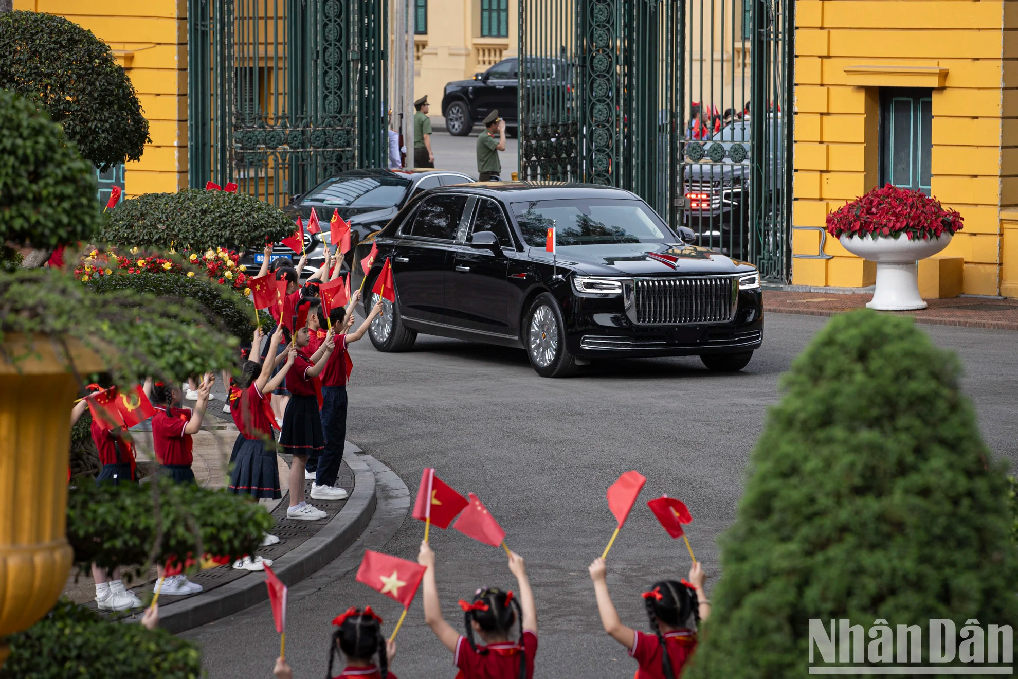 中共中央总书记、中国国家主席习近平乘坐的专车驶入主席府。 中共中央总书记、中国国家主席习近平乘坐的专车驶入主席府。