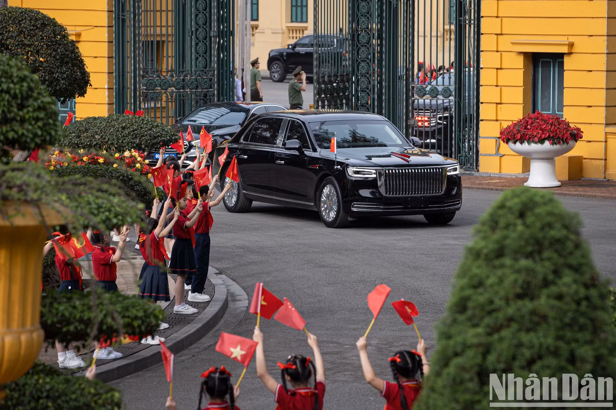 中共中央总书记、中国国家主席习近平乘坐的专车驶入主席府。