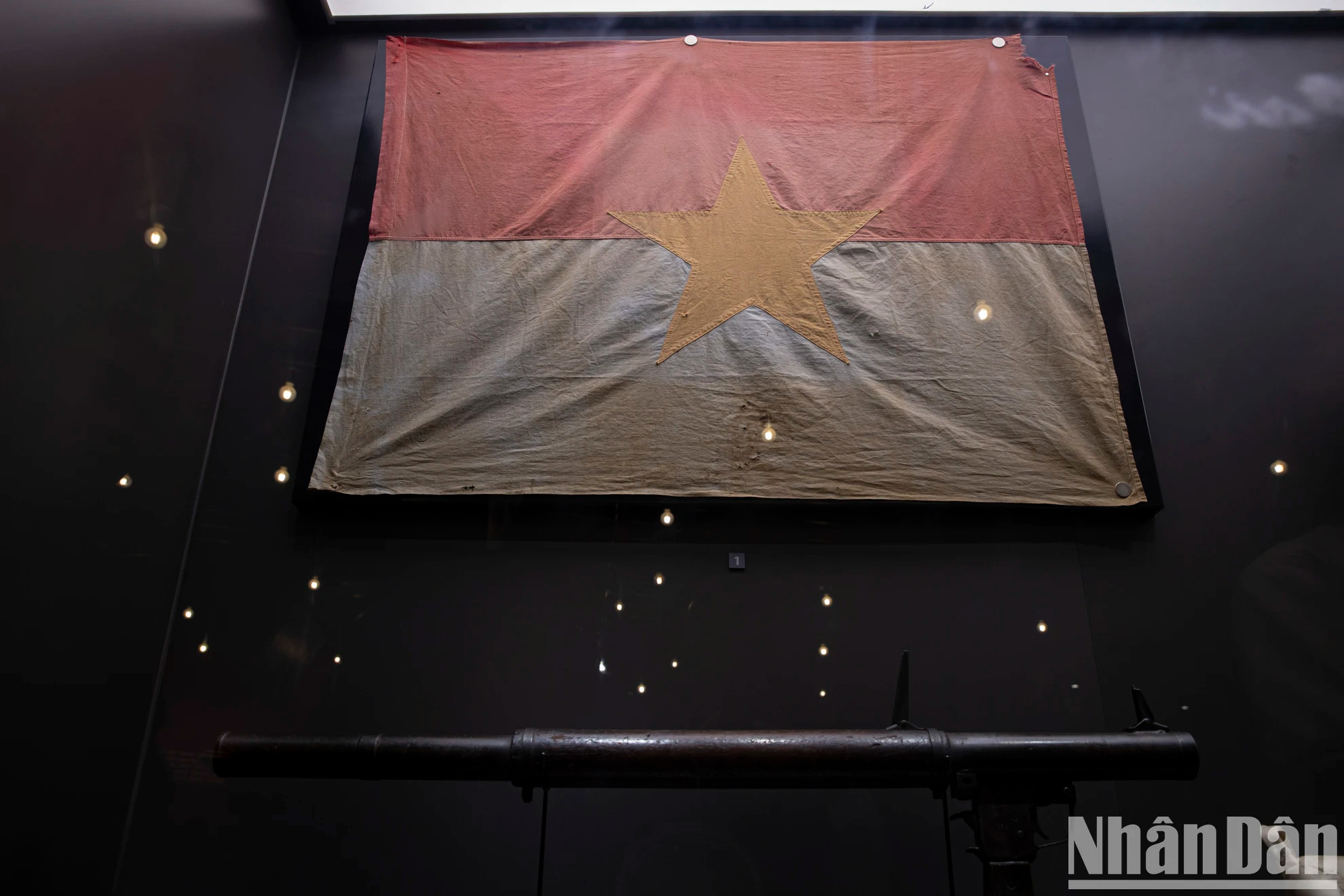 第3军团第10师第1团1975年4月30日在伪军总参谋部悬挂的“越南南方民族解放阵线”旗帜。 第3军团第10师第1团1975年4月30日在伪军总参谋部悬挂的“越南南方民族解放阵线”旗帜。