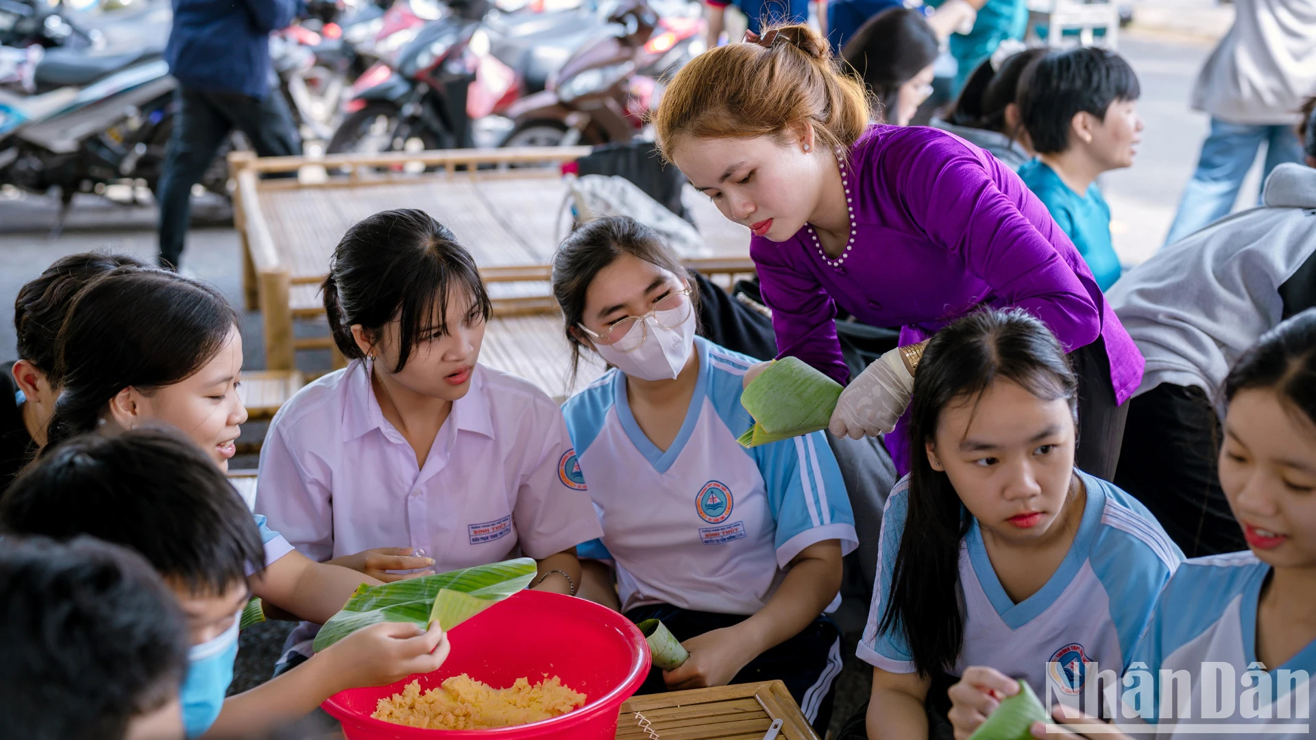 芹苴市的年轻人兴奋地参与民间糕饼制作活动。
