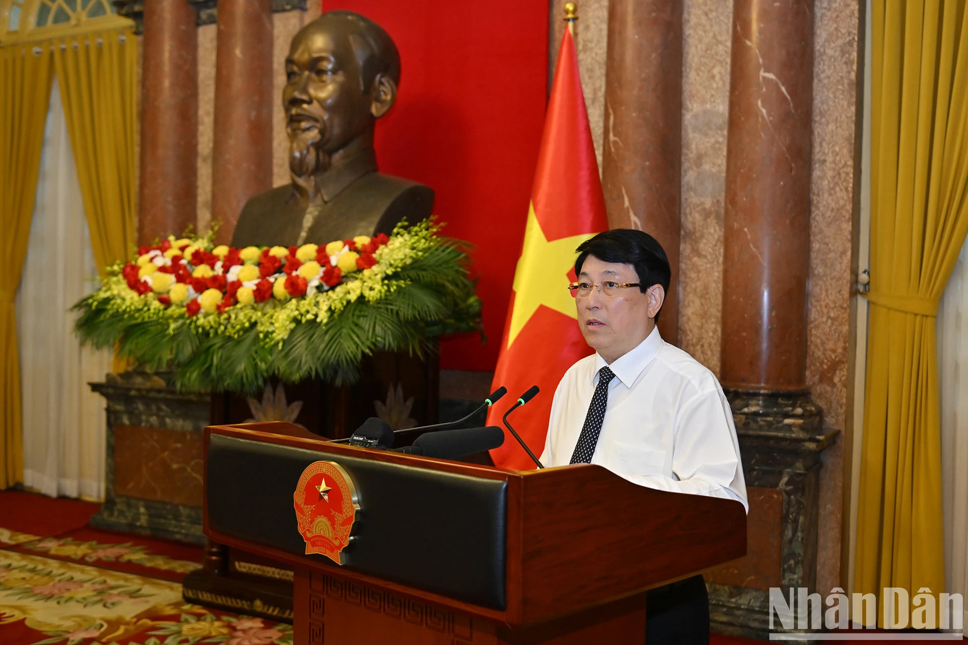 国家主席梁强在仪式上致辞，向各位新任国家主席办公厅副主任交付任务。